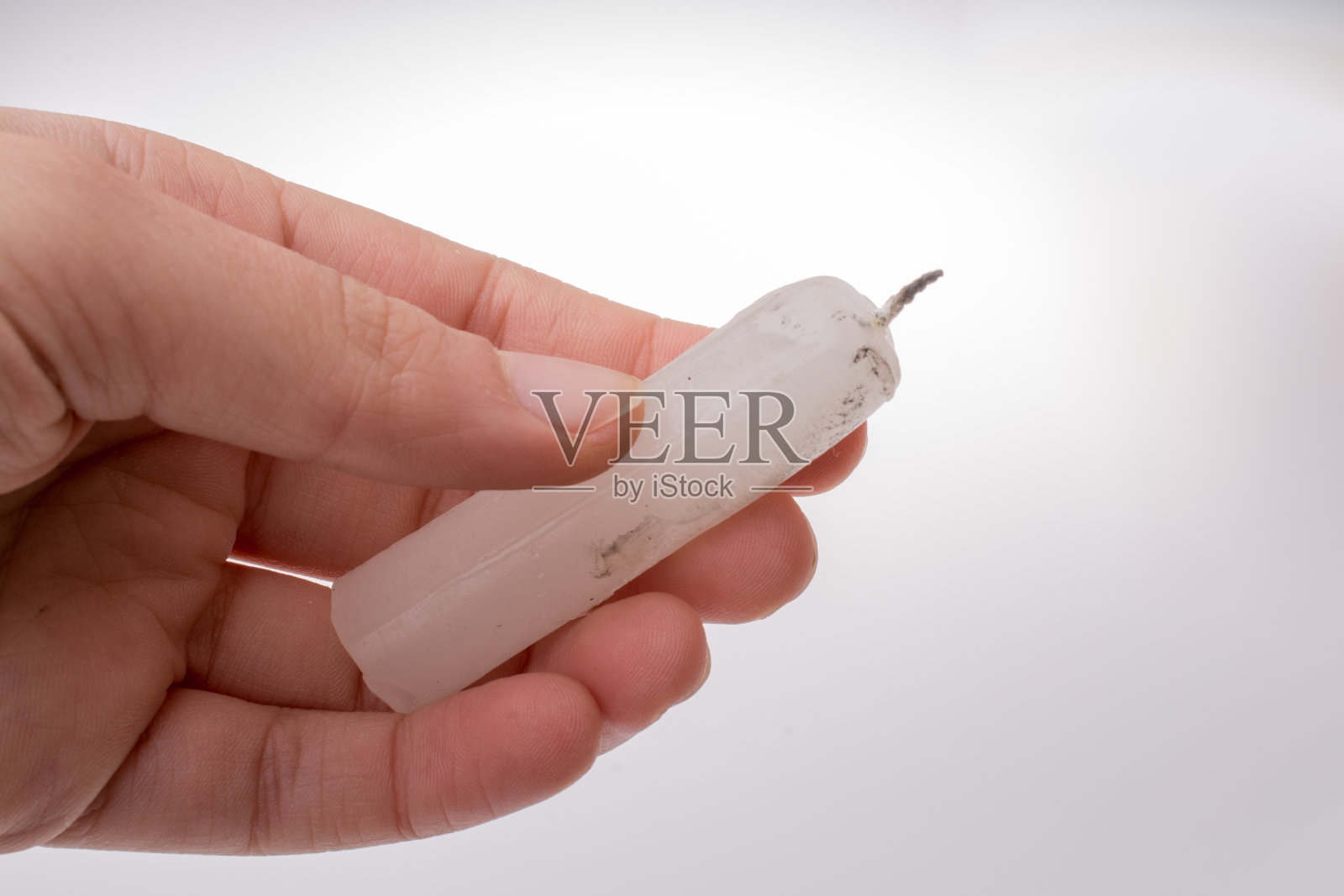 白底上拿着蜡烛照片摄影图片