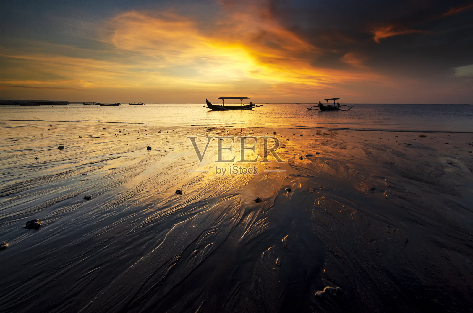 海滩上的日落照片摄影图片