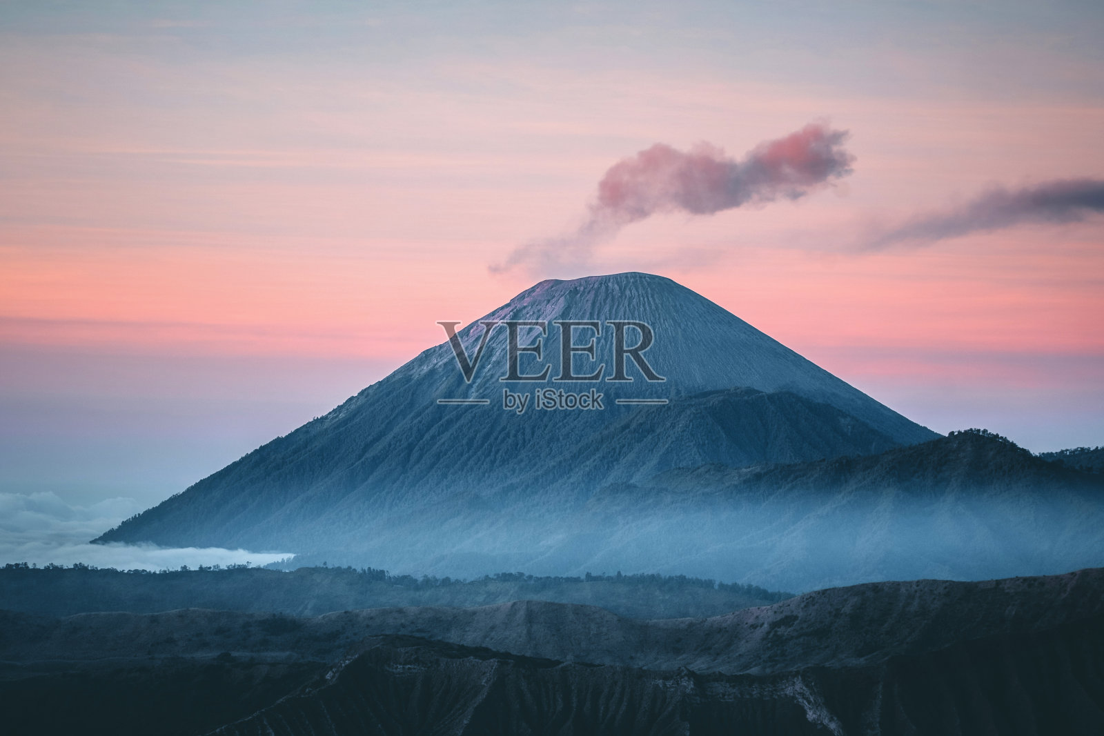 印度尼西亚东爪哇的塞默鲁火山和布罗莫山(Gunung Bromo)的日出照片摄影图片