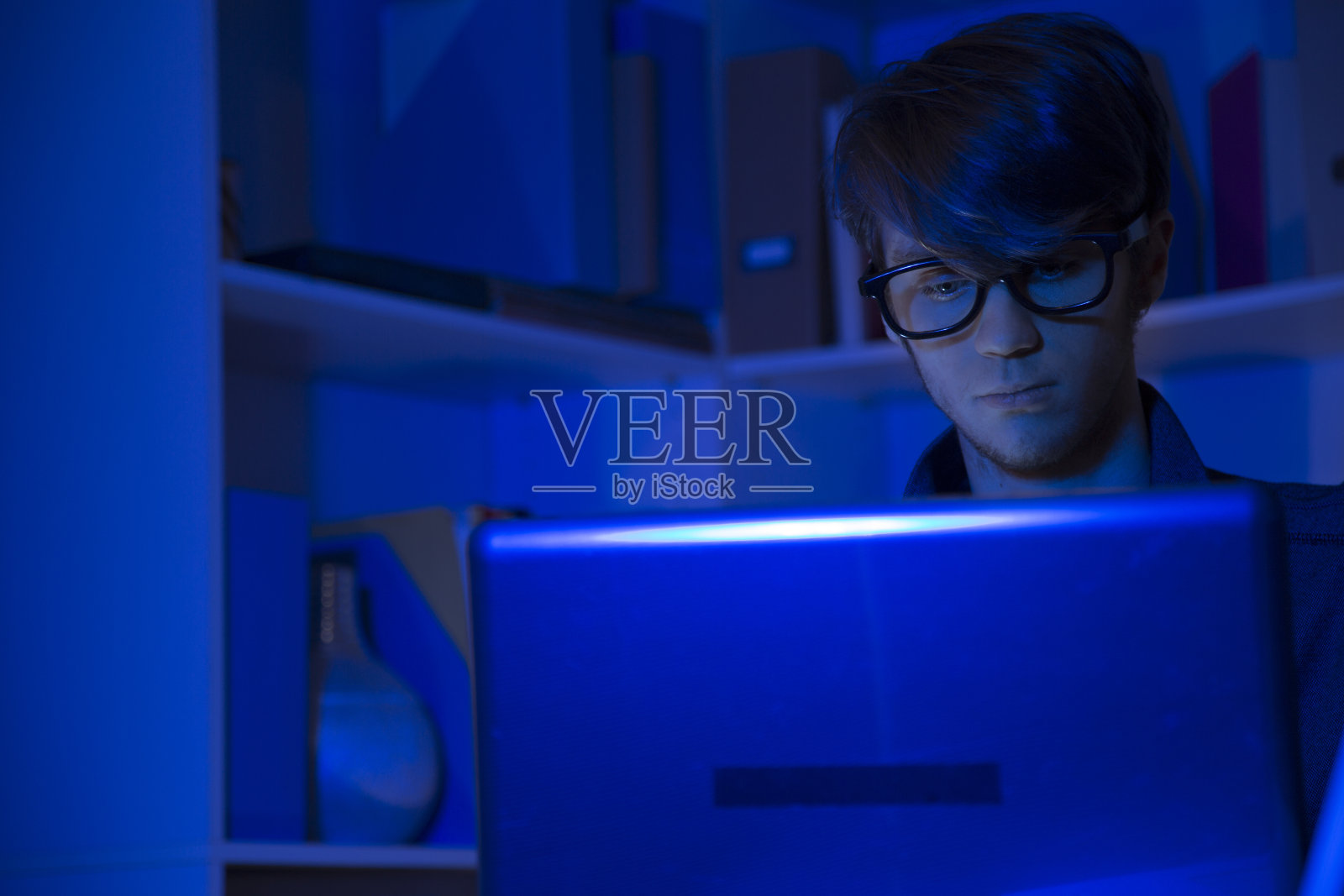 电脑黑客或程序员使用笔记本电脑进行网络攻击照片摄影图片