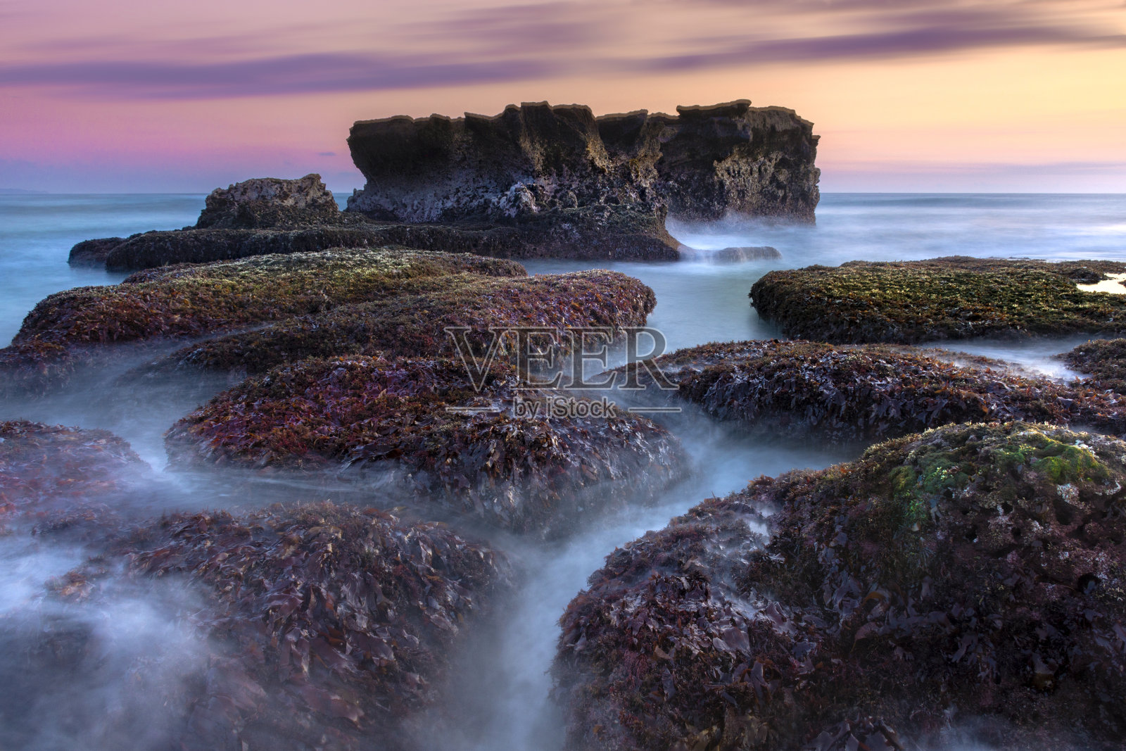 海滩上的日落照片摄影图片