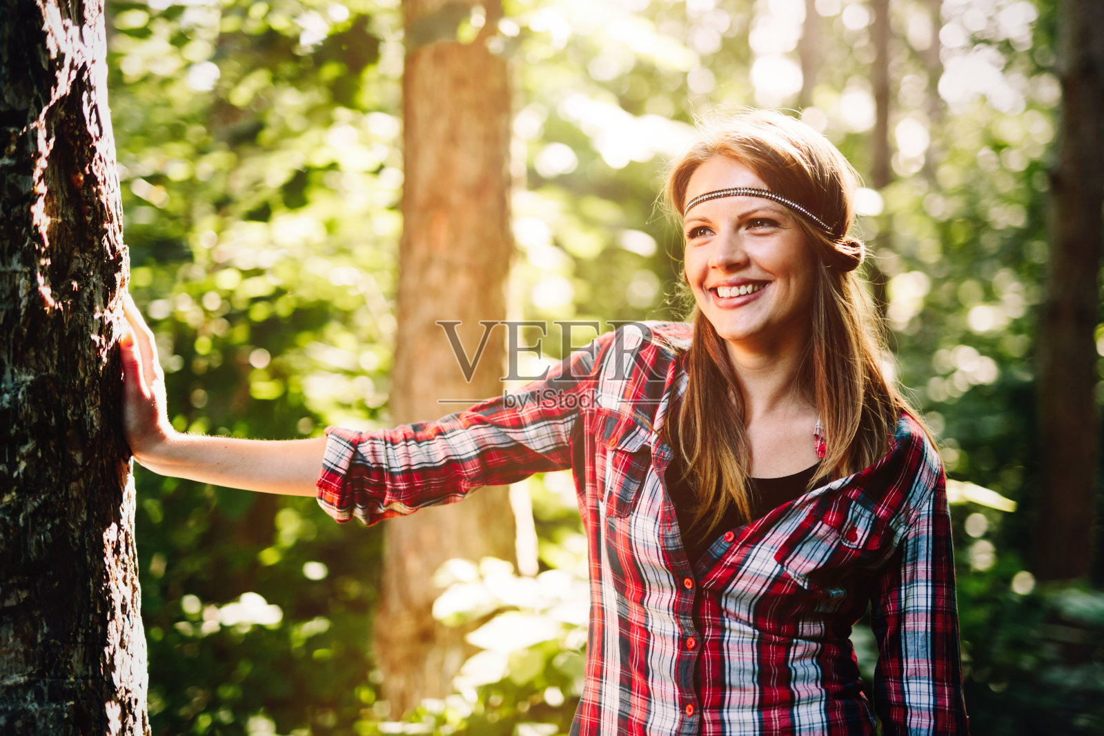 美丽的女人在森林里微笑照片摄影图片
