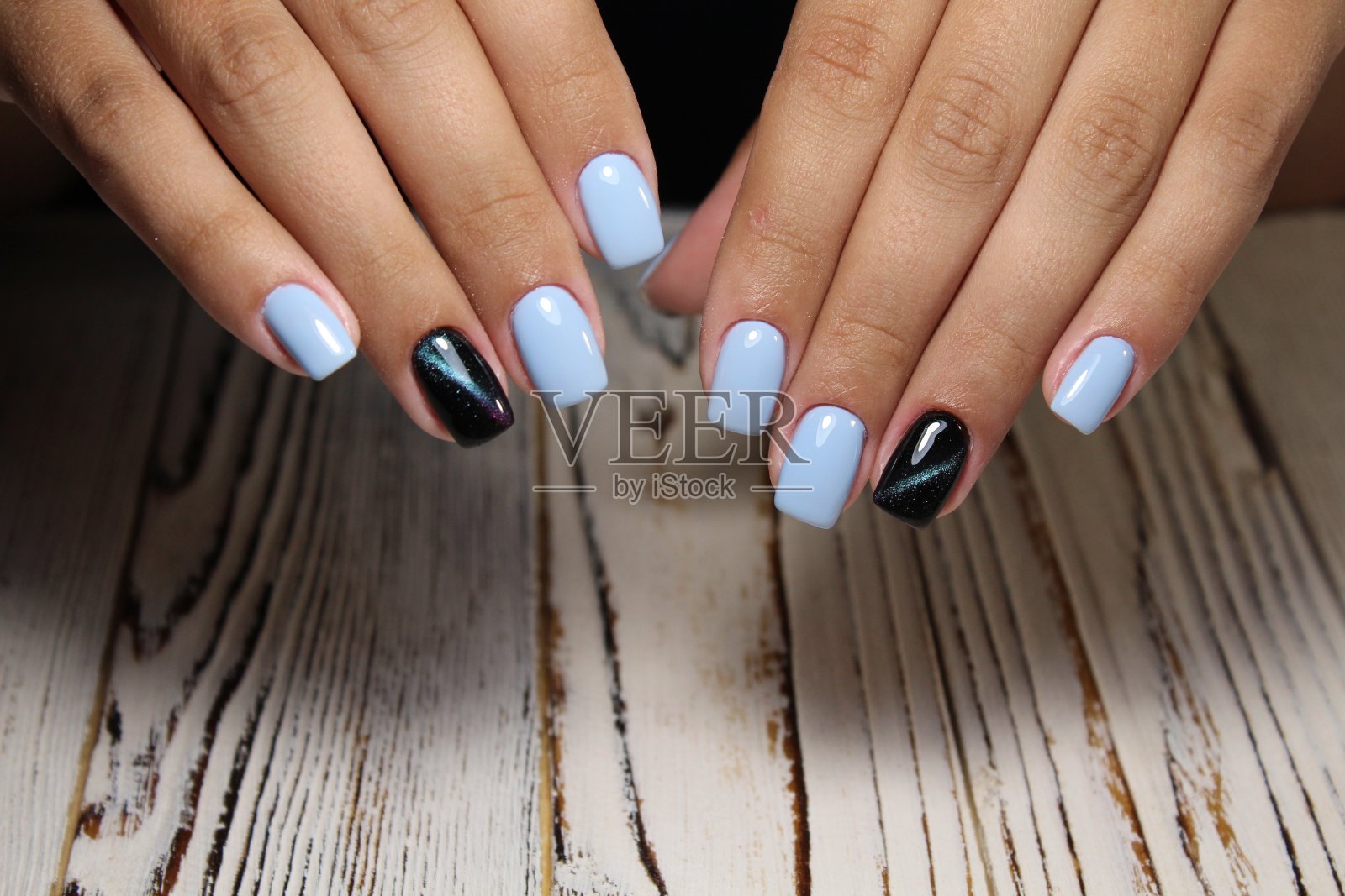 特写女人的手与指甲设计。照片摄影图片