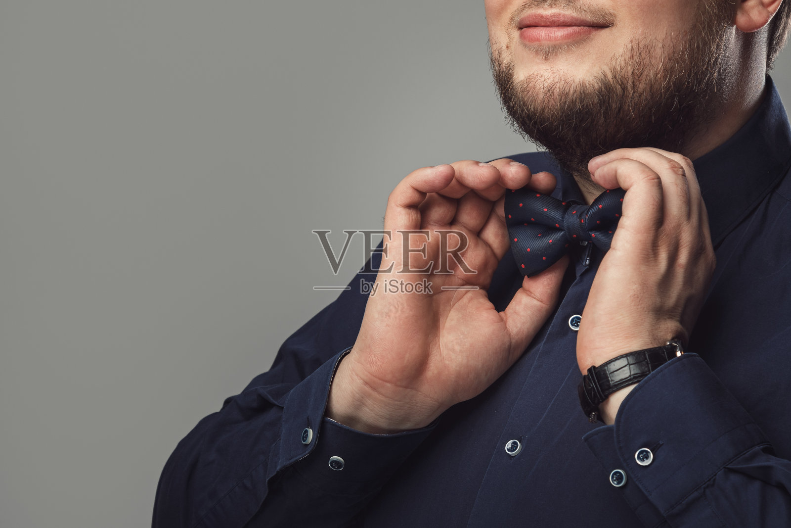 戴领结的大胡子男人照片摄影图片