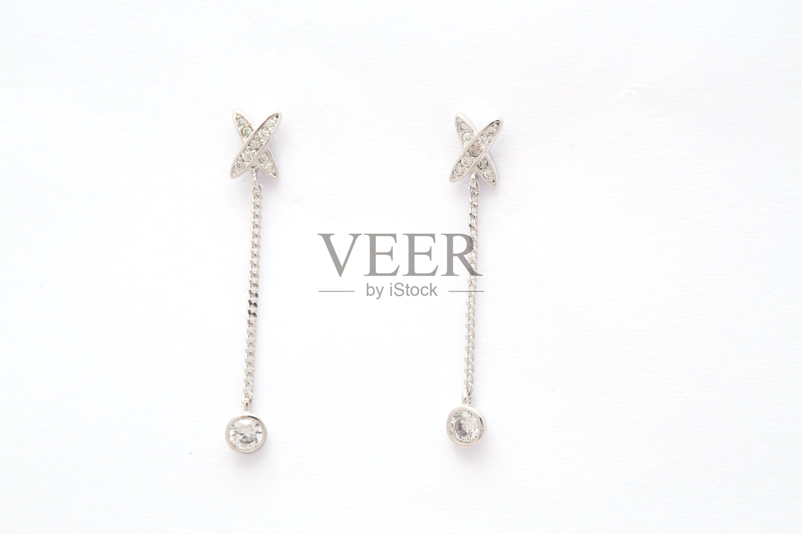 时尚耳环上的白色背景照片摄影图片