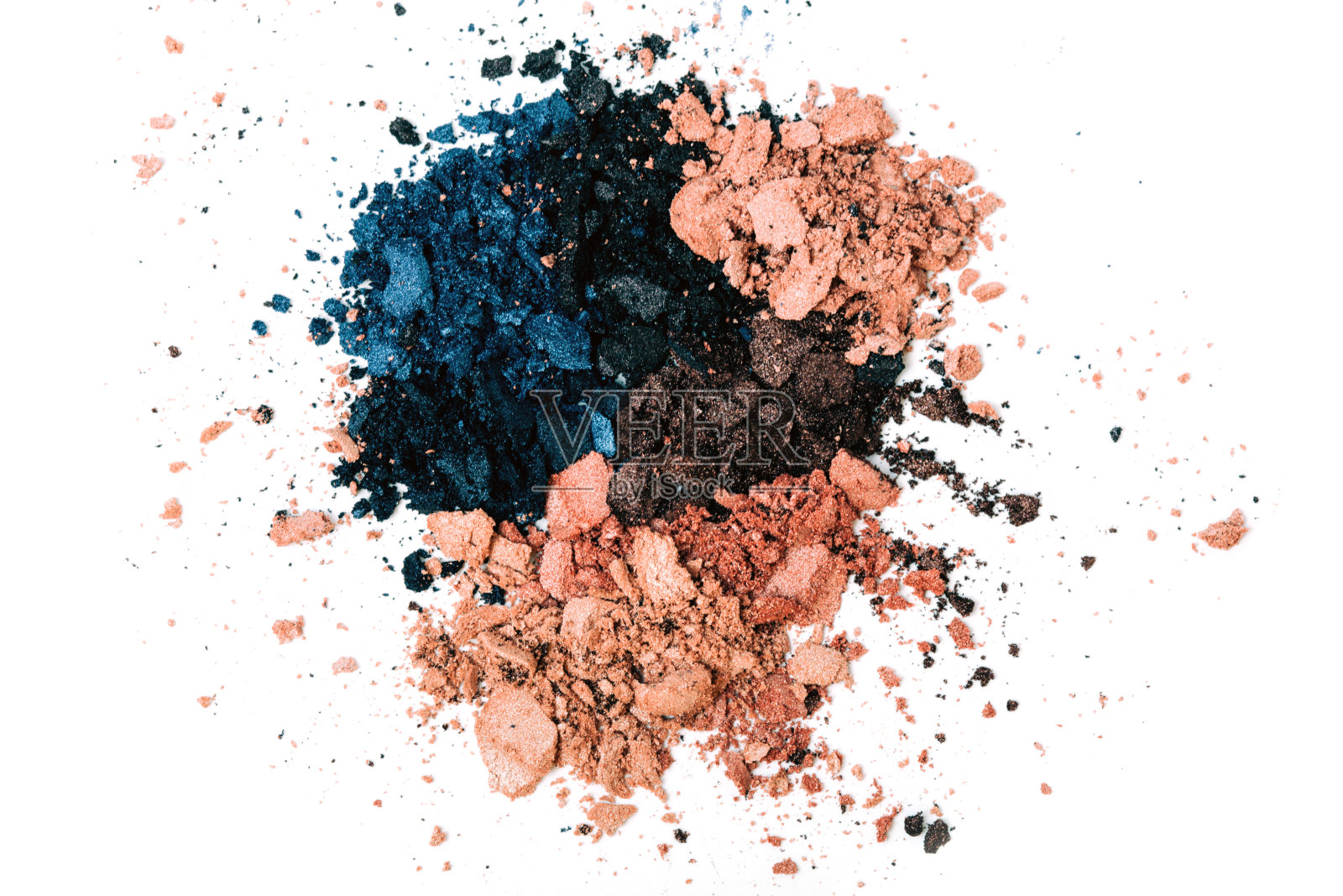 眼影集孤立的白色，破碎的粉末。照片摄影图片