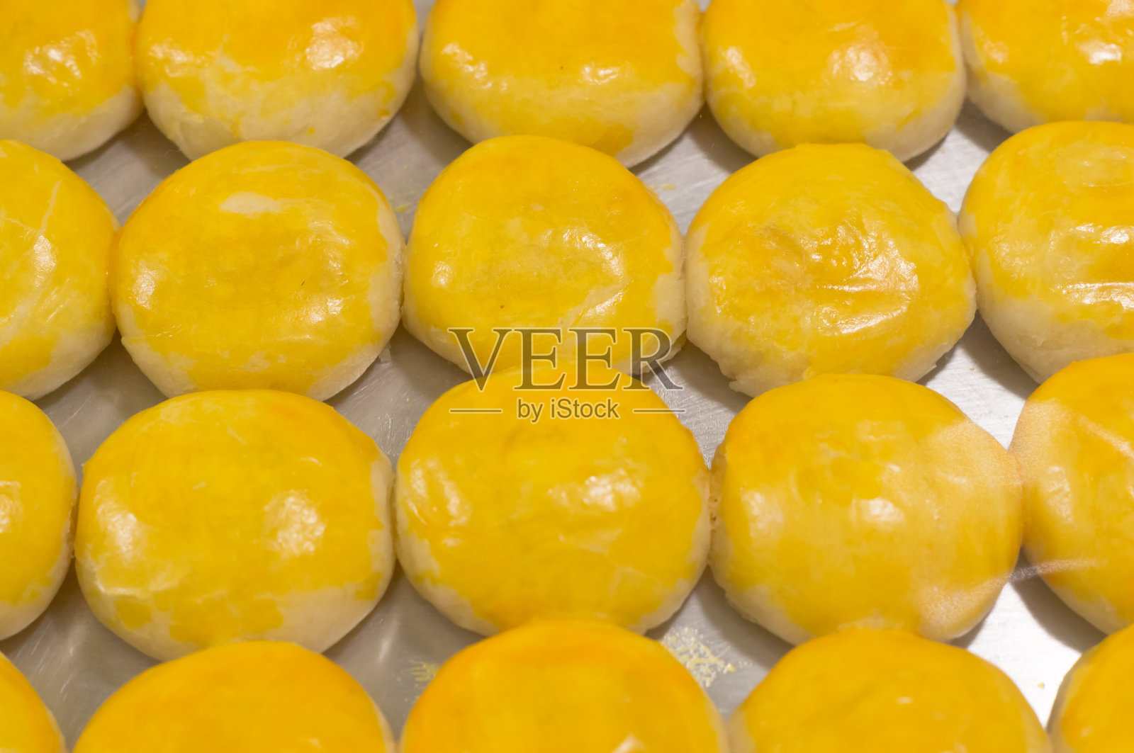 庆祝节日用的黄色中式糕点照片摄影图片