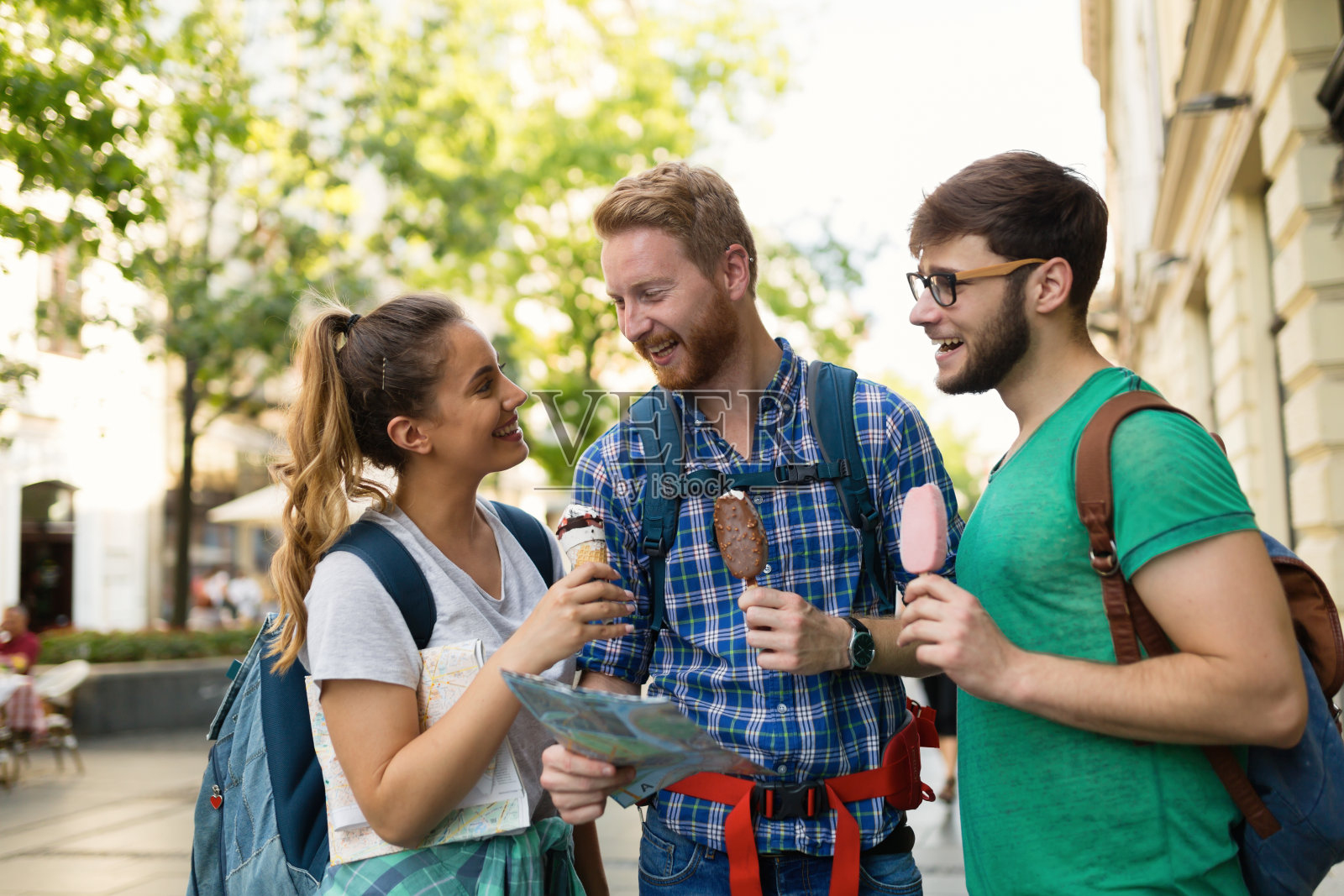 旅游的年轻人观光照片摄影图片