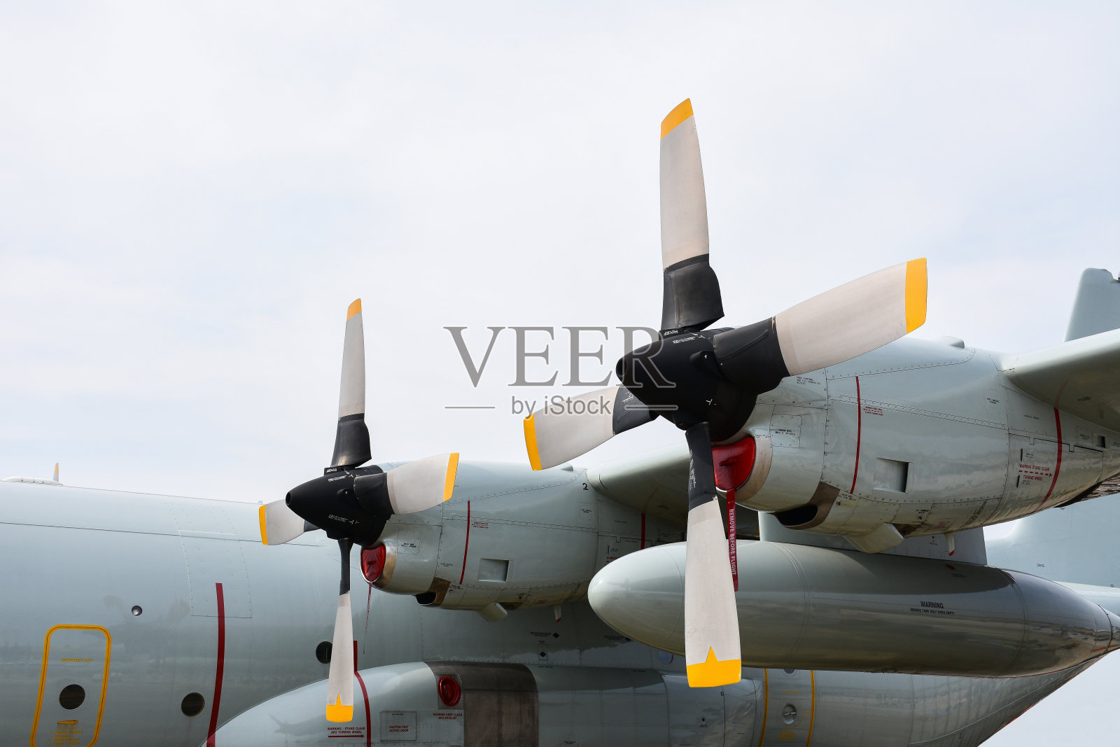 停放在现场的飞机螺旋桨和发动机照片摄影图片