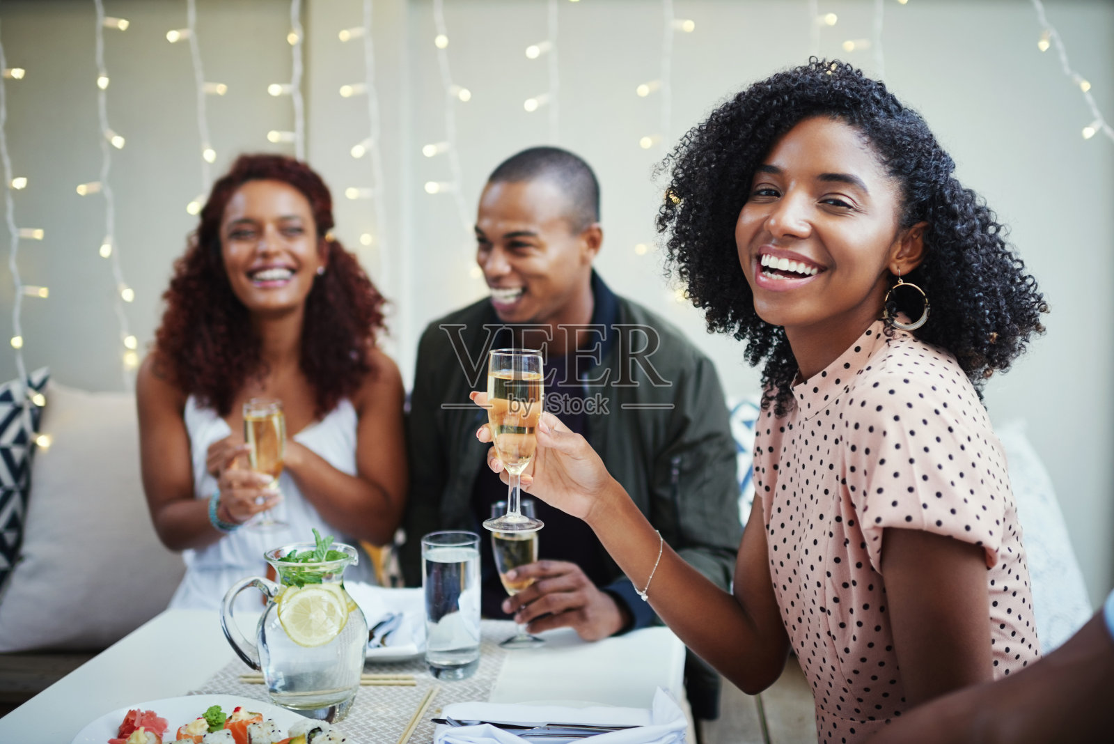 朋友知道如何让一切看起来更好!照片摄影图片
