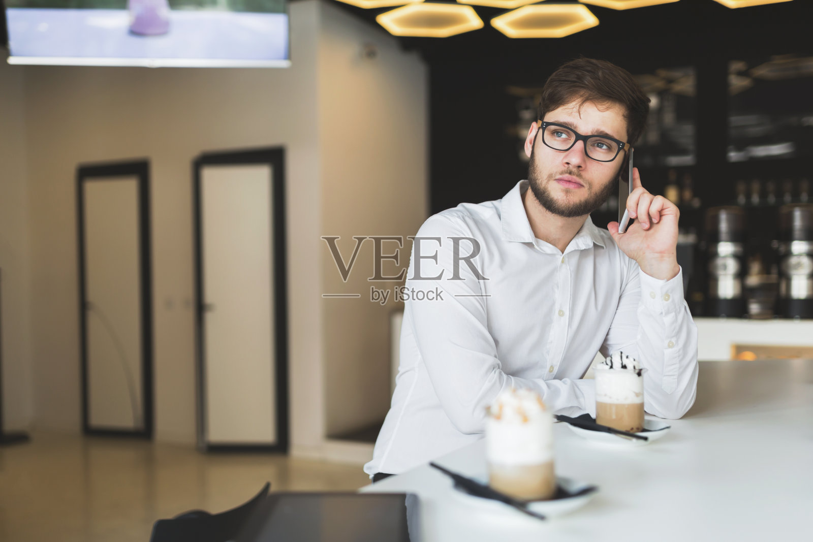 英俊的商人使用电话和戴眼镜照片摄影图片