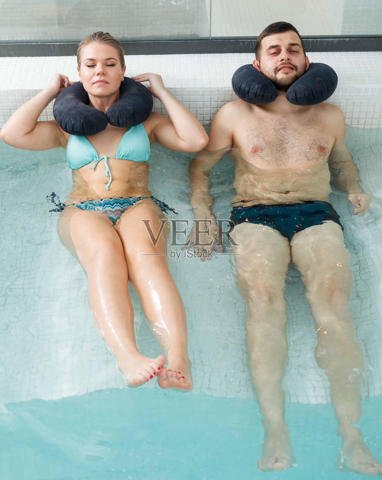 一对夫妇在热水浴缸中放松照片摄影图片