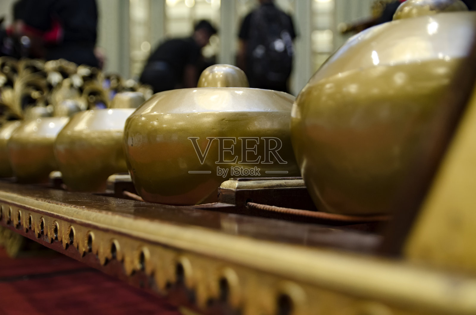 马来西亚传统乐器甘美兰与美丽的木雕框架照片摄影图片