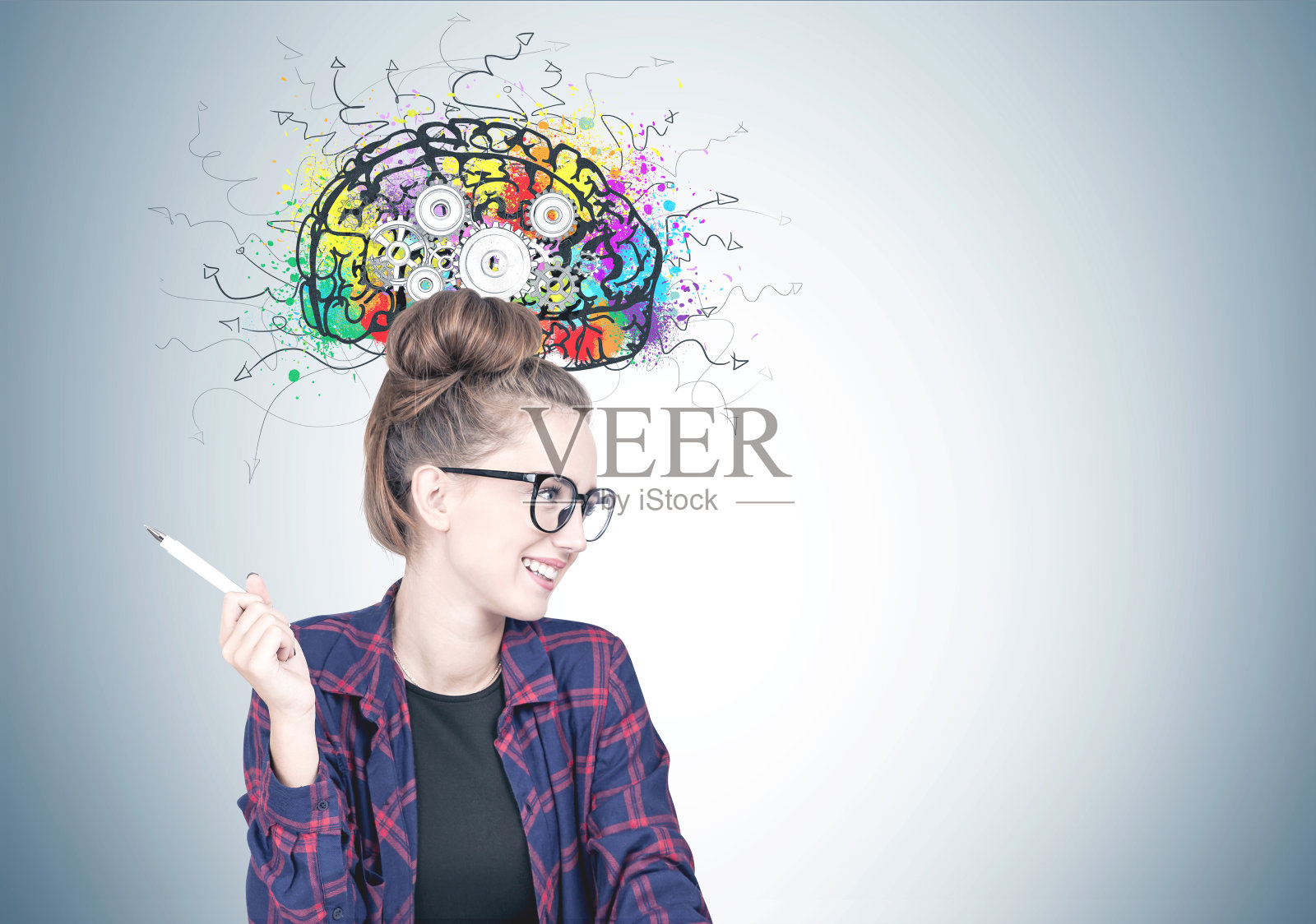 年轻活泼的时髦女人，齿型大脑照片摄影图片