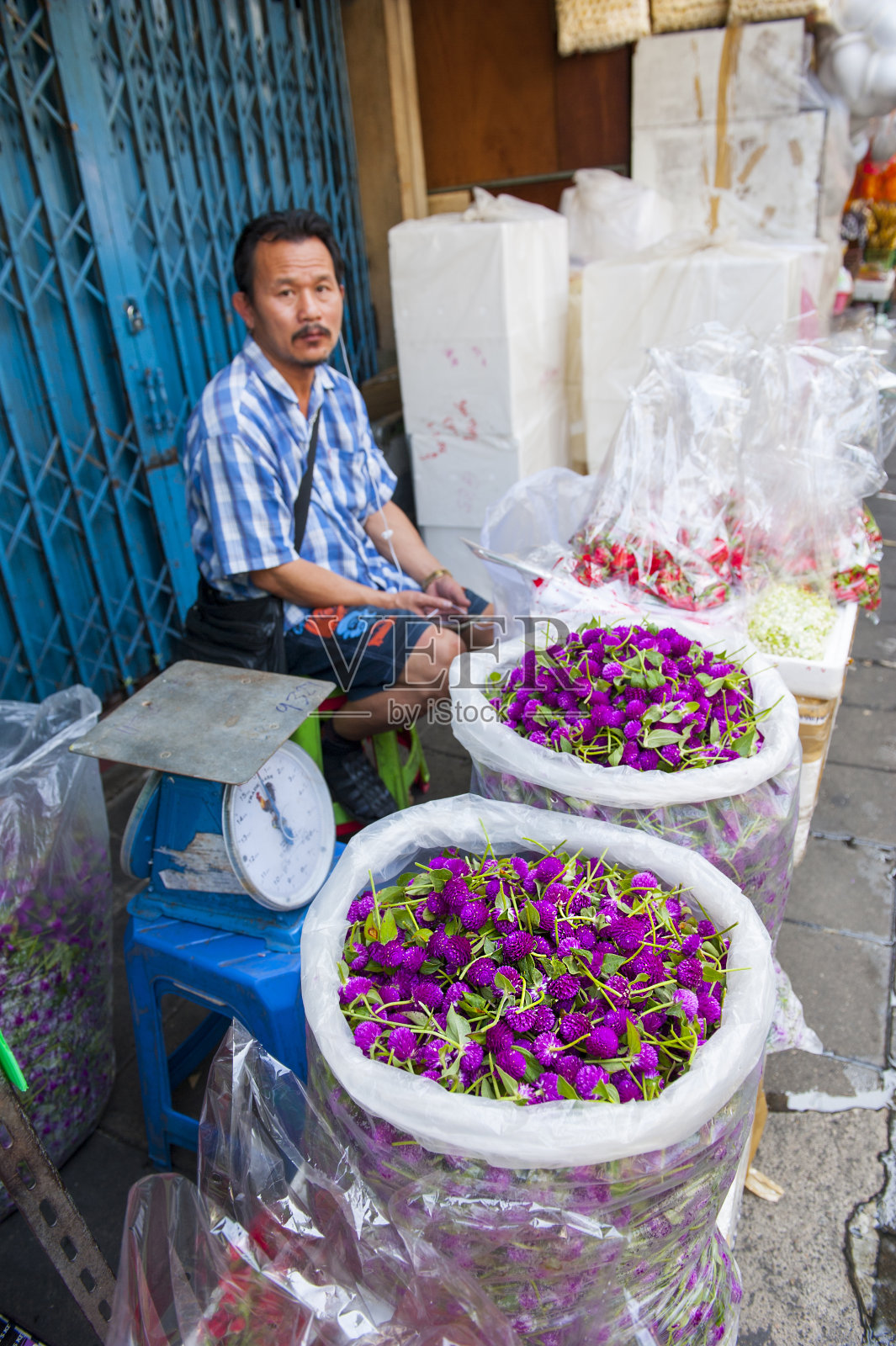 泰国人在泰国曼谷的Pak Khlong Talat花卉市场卖花照片摄影图片