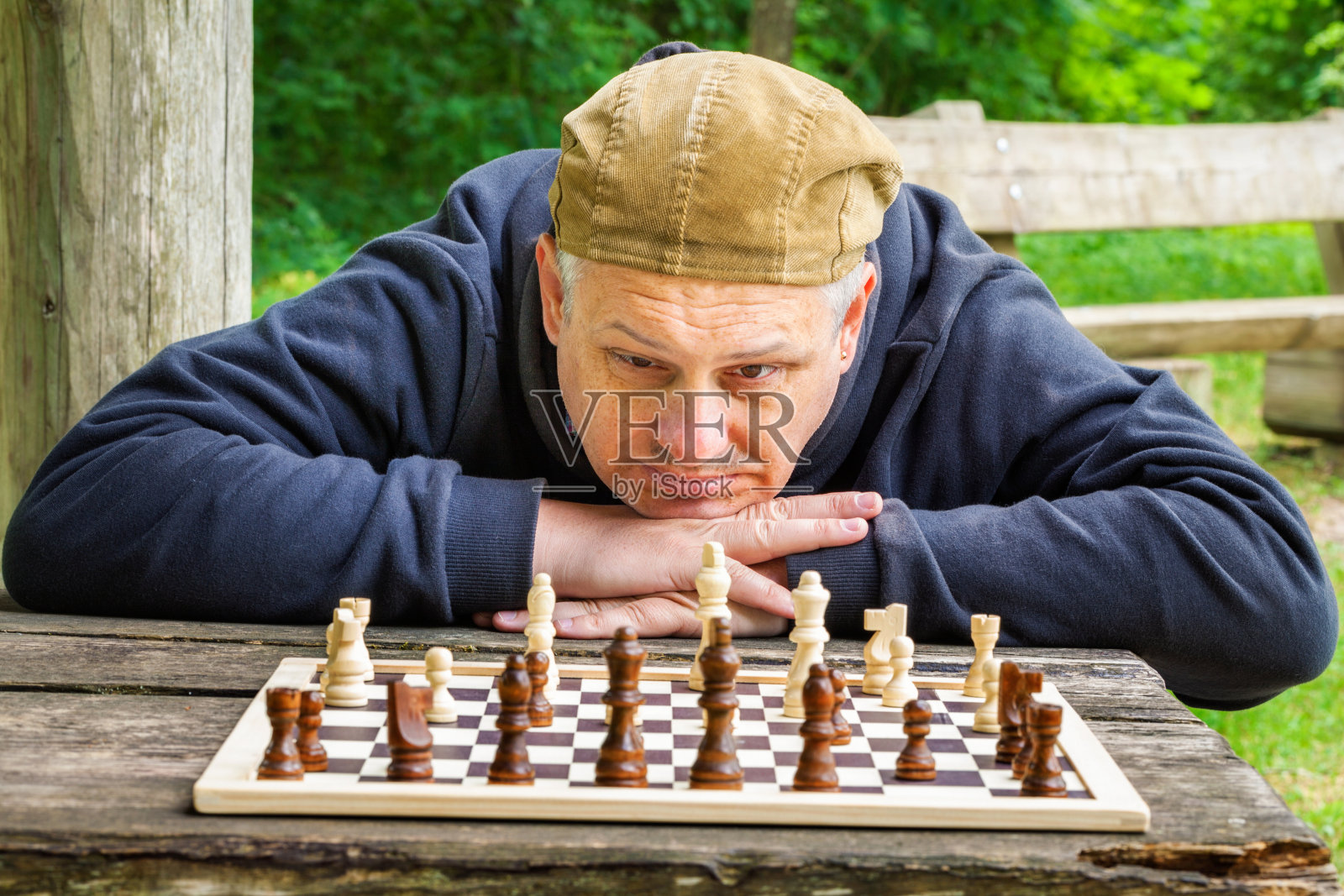人们在公园的长凳上下棋照片摄影图片