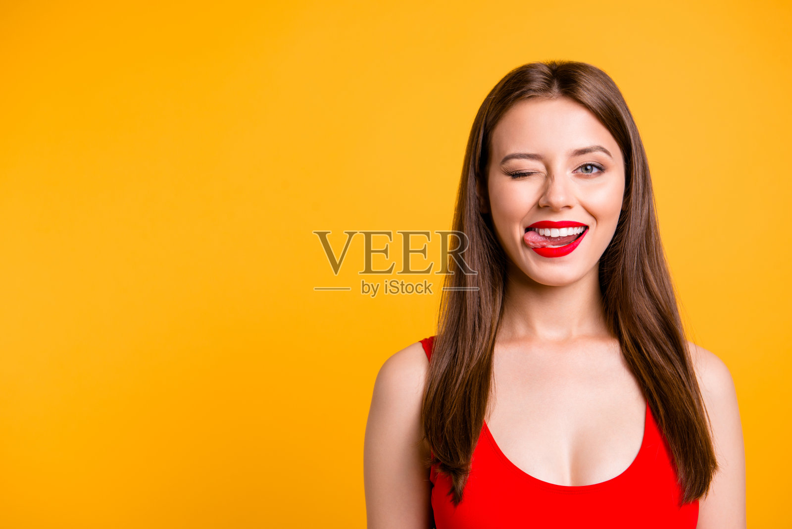 人们时尚化妆化妆魅力喜剧幸福暗示概念。近距离照片肖像有趣的funky漂亮可爱温柔的女士与棕色头发孤立明亮的背景照片摄影图片