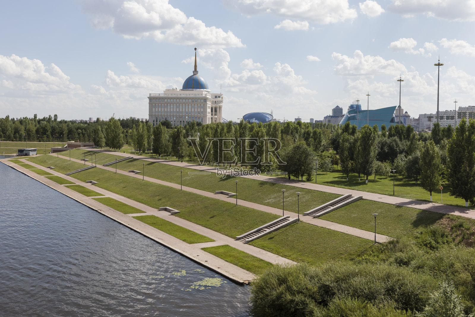 2018年8月3日，哈萨克斯坦，阿斯塔纳，耶西尔河和总统Ak Orda住宅的天际线照片摄影图片