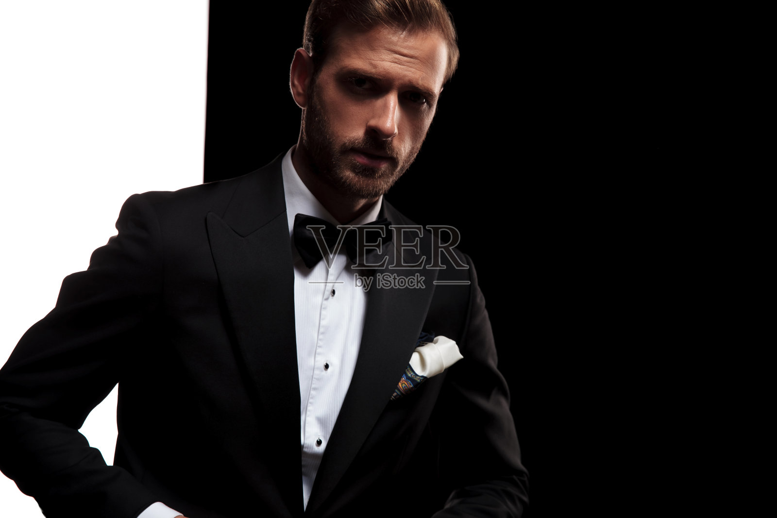 穿着燕尾服打着领结摆姿势的年轻商人照片摄影图片