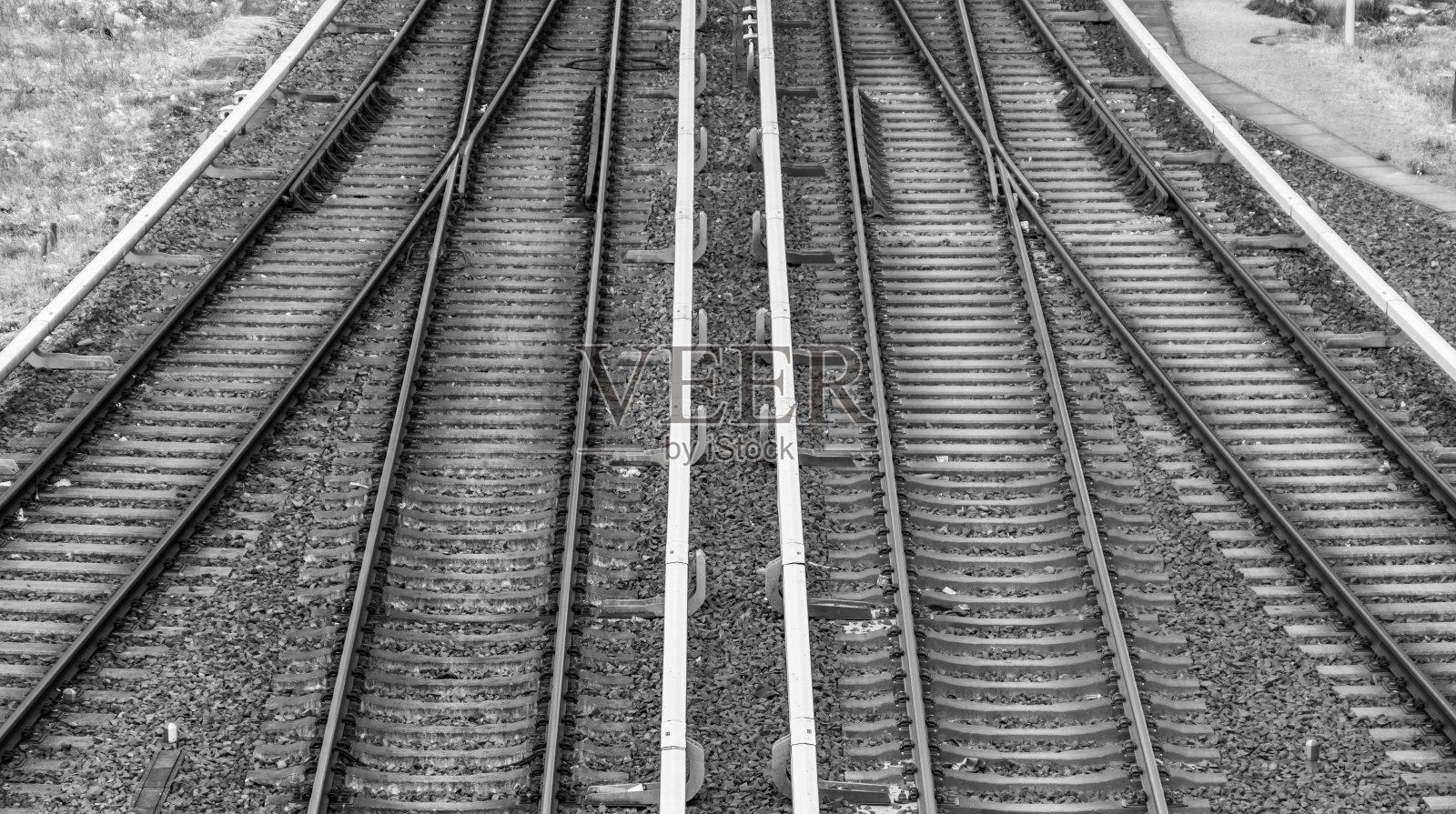 高角度的铁路轨道照片摄影图片