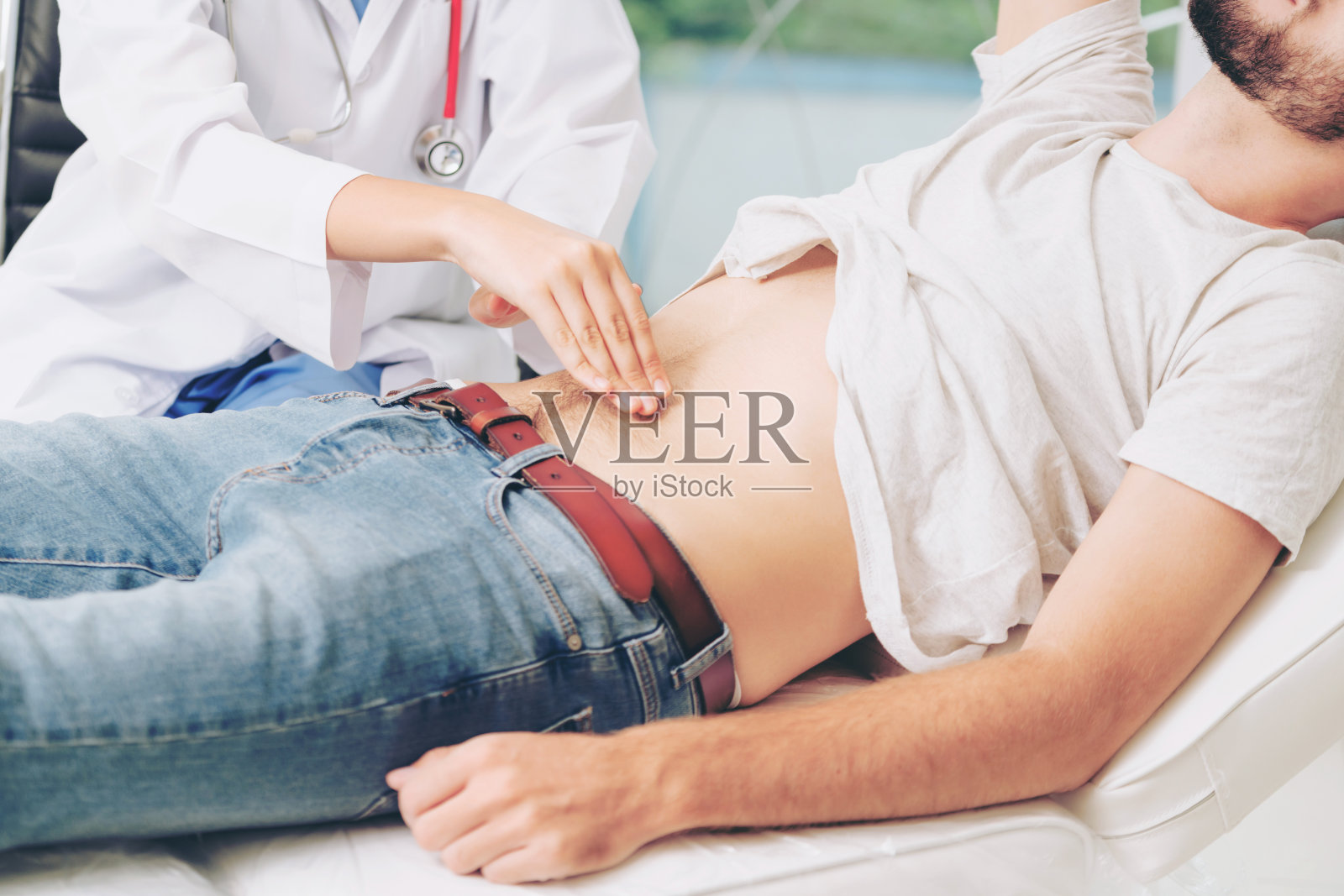 女医生和男病人在医院的办公室照片摄影图片