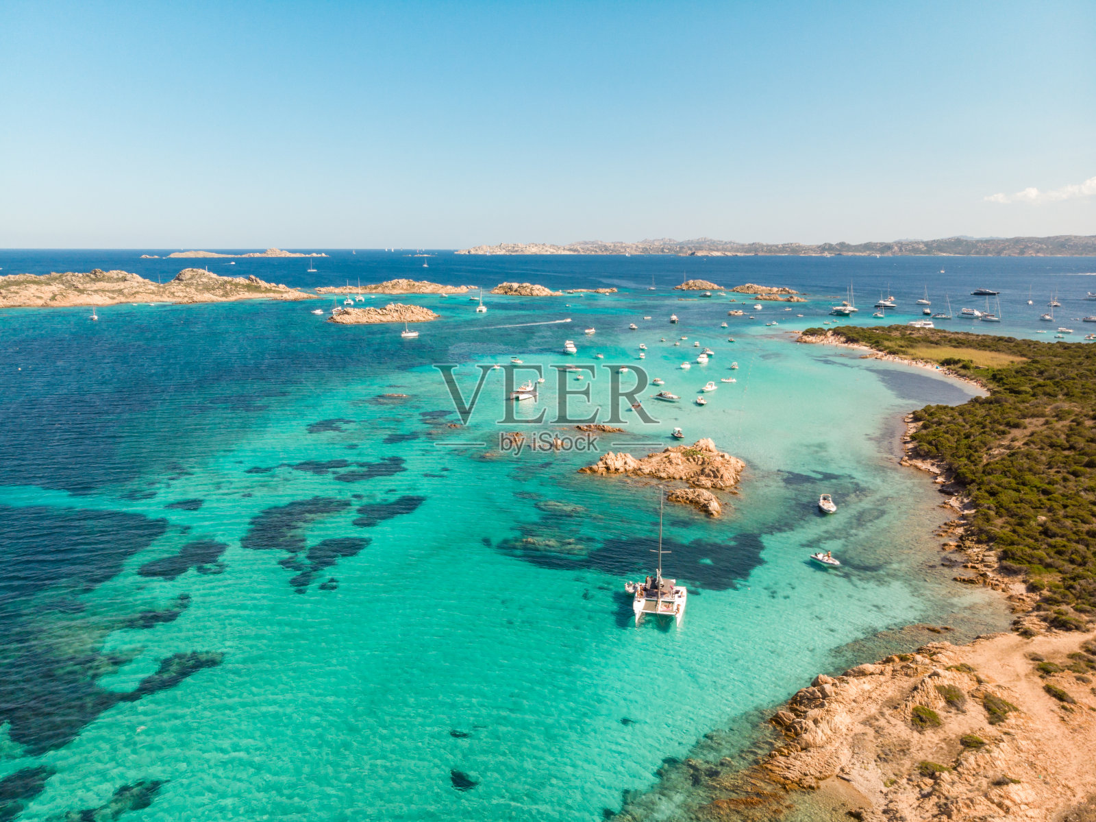 意大利撒丁岛马达莱纳群岛的双体帆船的无人机鸟瞰图照片摄影图片