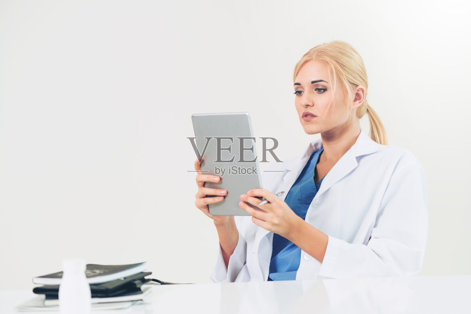 医院里的医生正在写医疗报告。照片摄影图片