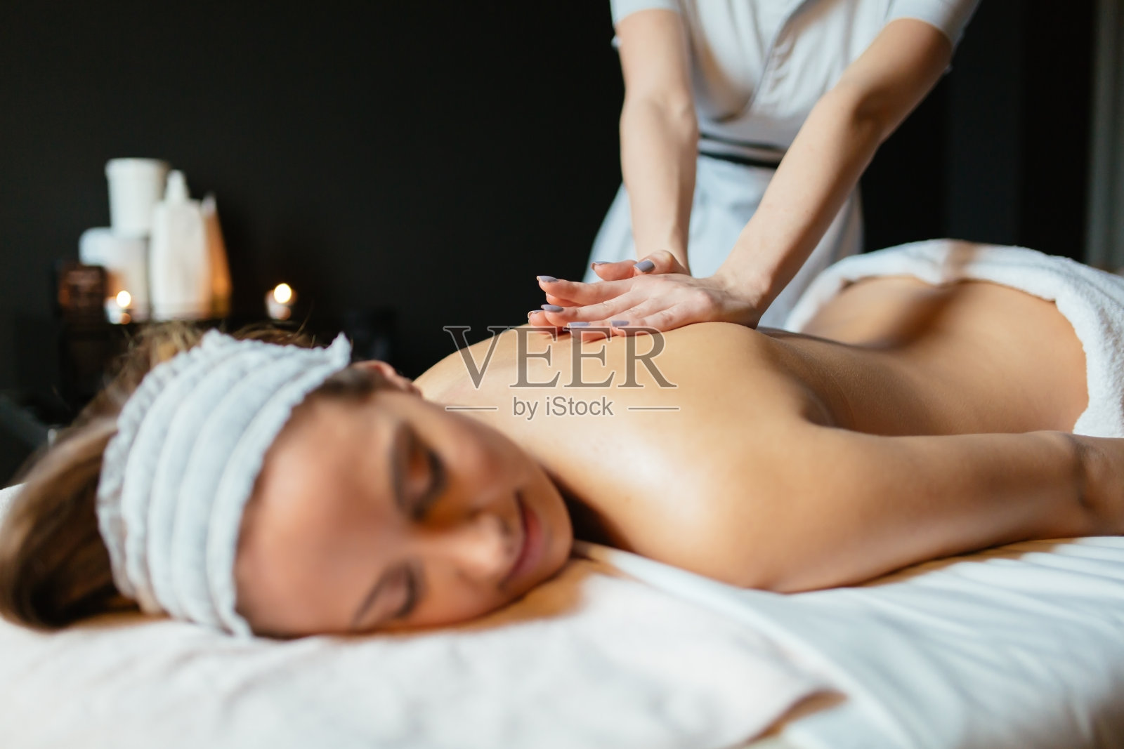 美女享受按摩治疗照片摄影图片