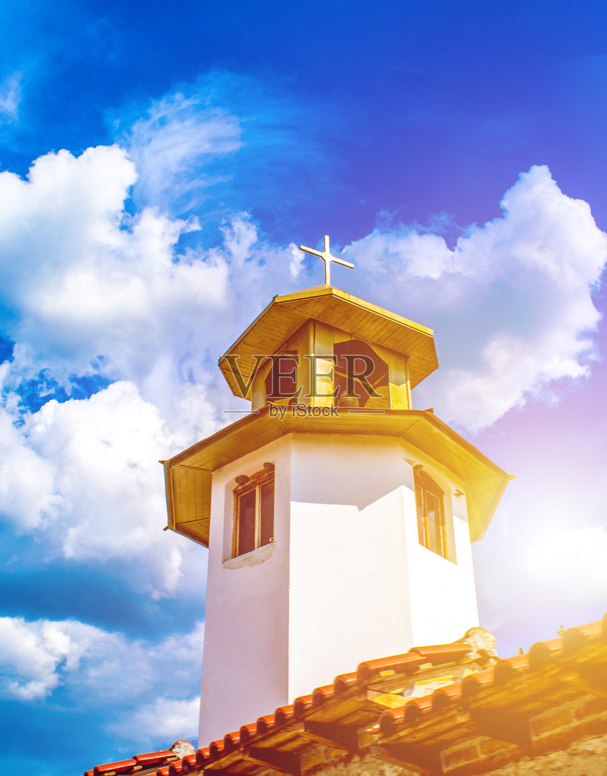 东正教堂的钟楼顶，映衬着天空和云朵照片摄影图片