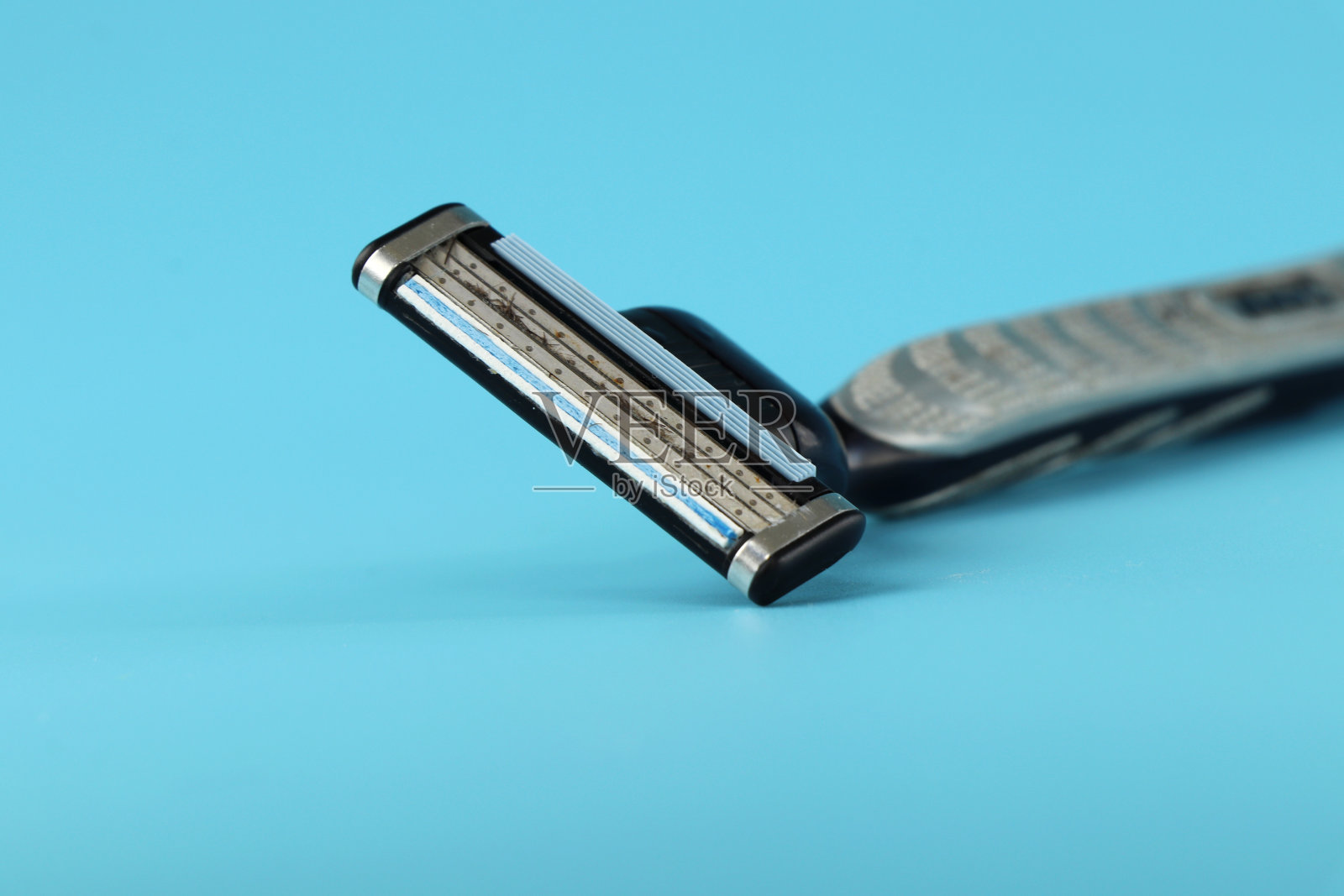 一个男人在浴室里日常使用的工具，叫做剃须刀片。照片摄影图片