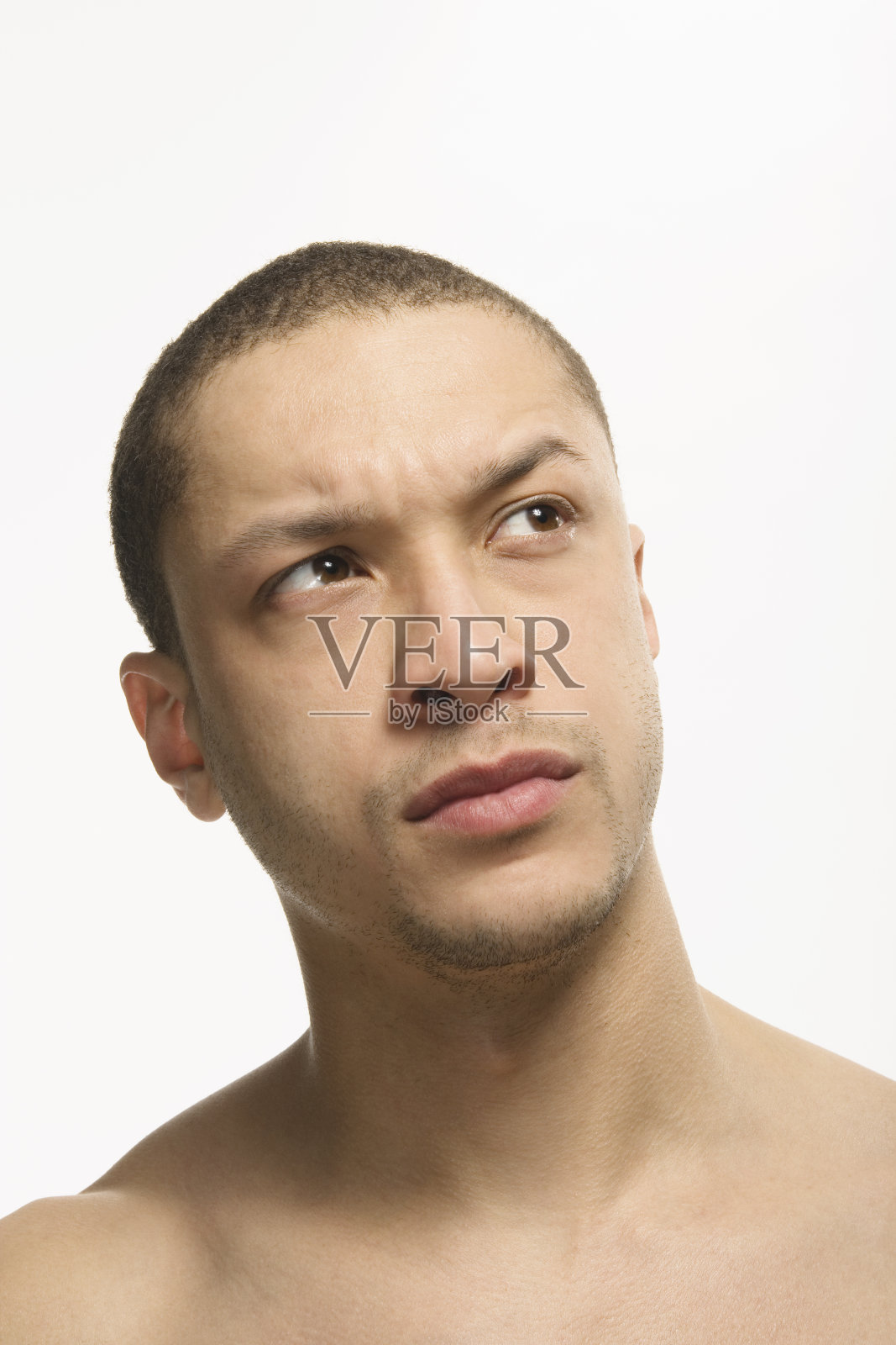 混血儿看起来很怀疑照片摄影图片