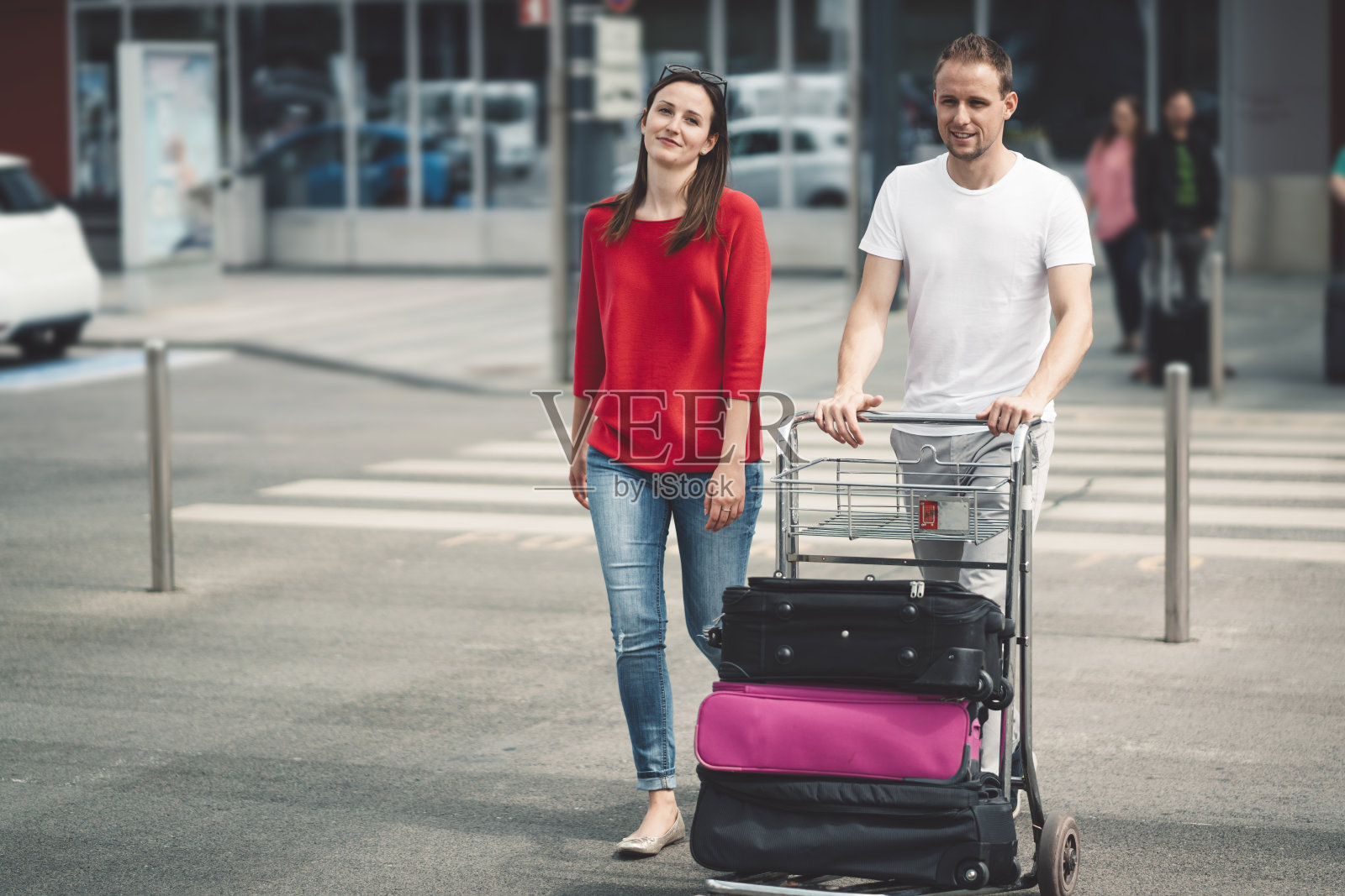 夫妇离开机场照片摄影图片