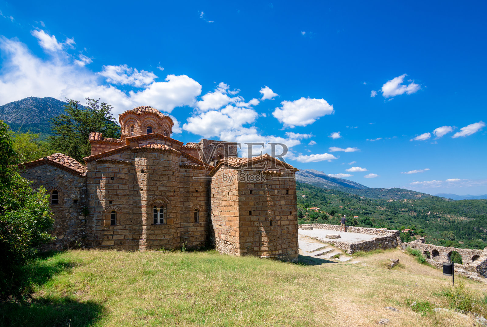 希腊伯罗奔尼撒密斯特拉的中世纪拜占庭鬼城的废墟和教堂照片摄影图片