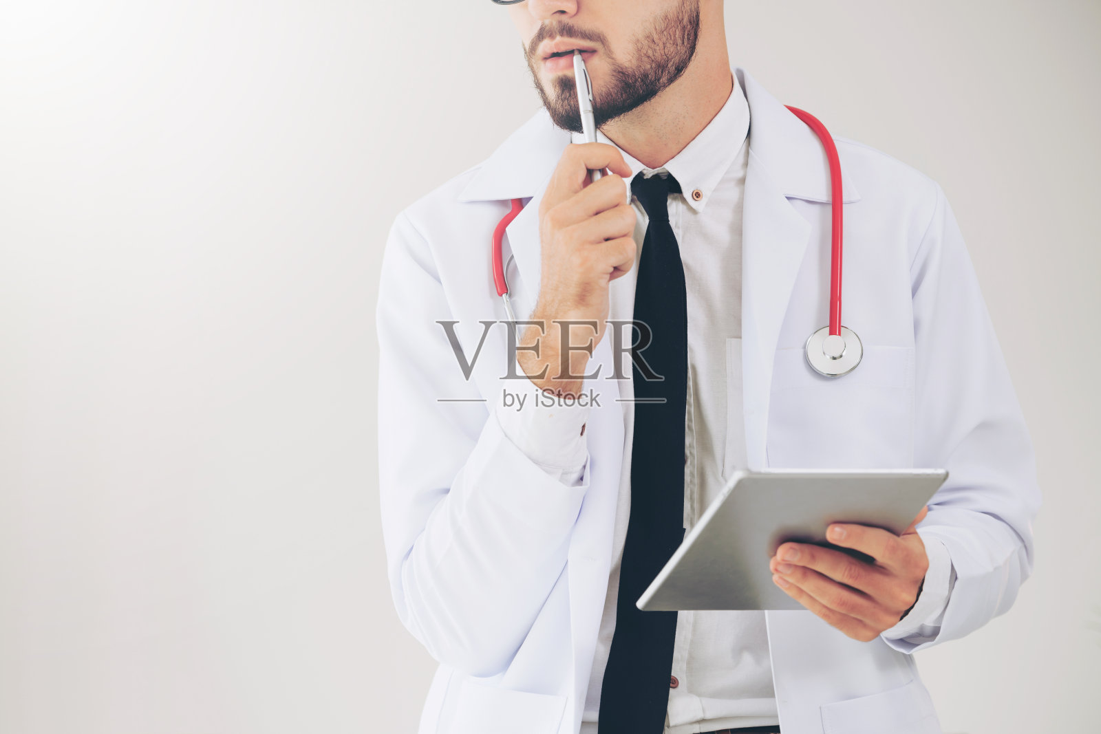 在医院里用平板电脑工作的医生。照片摄影图片