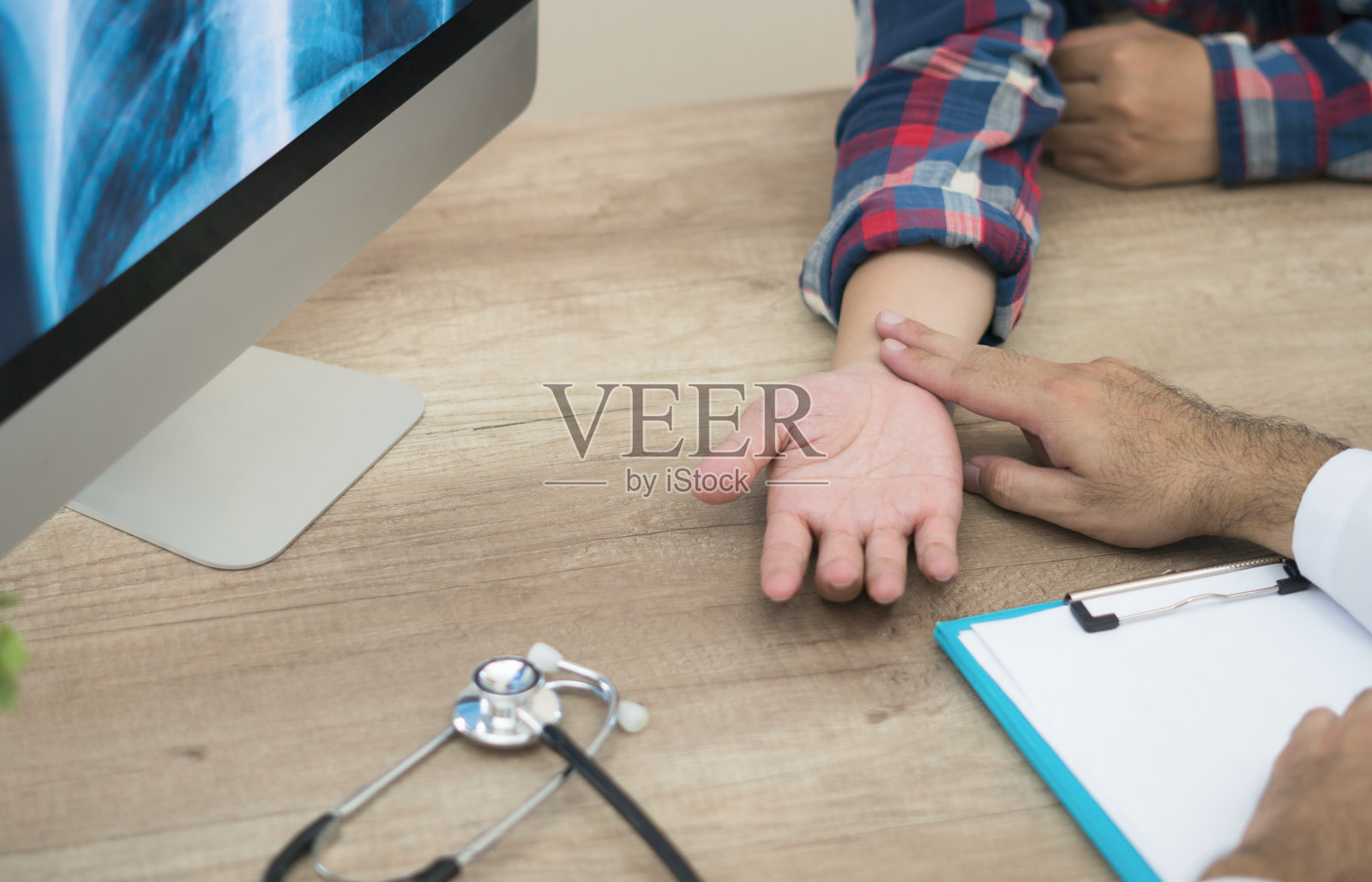 医生诊断病人的脉搏照片摄影图片