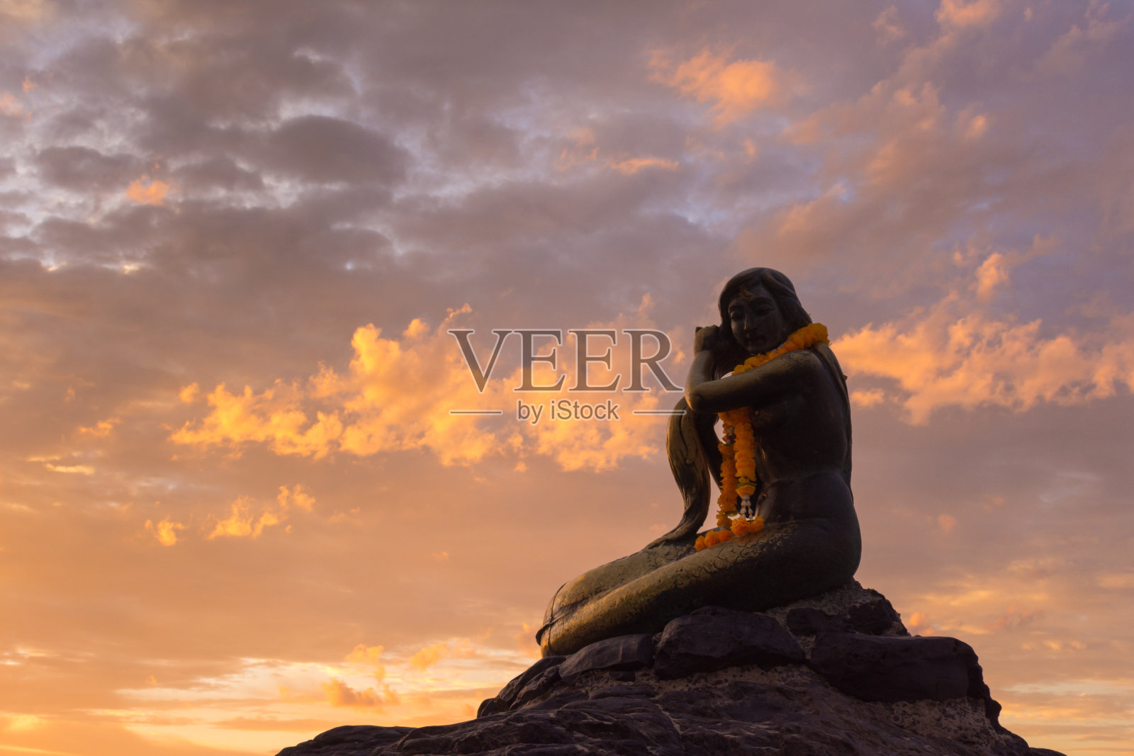 宋卡金色美人鱼雕像照片摄影图片