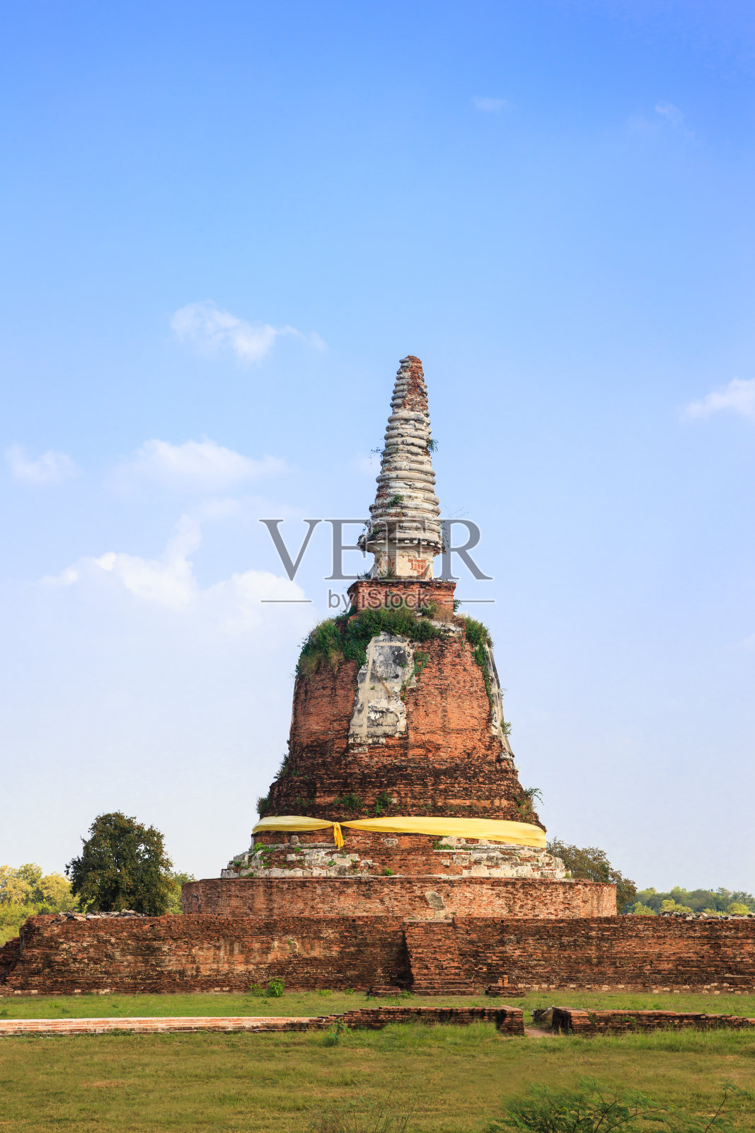 泰国大城府田野里的一座古塔照片摄影图片