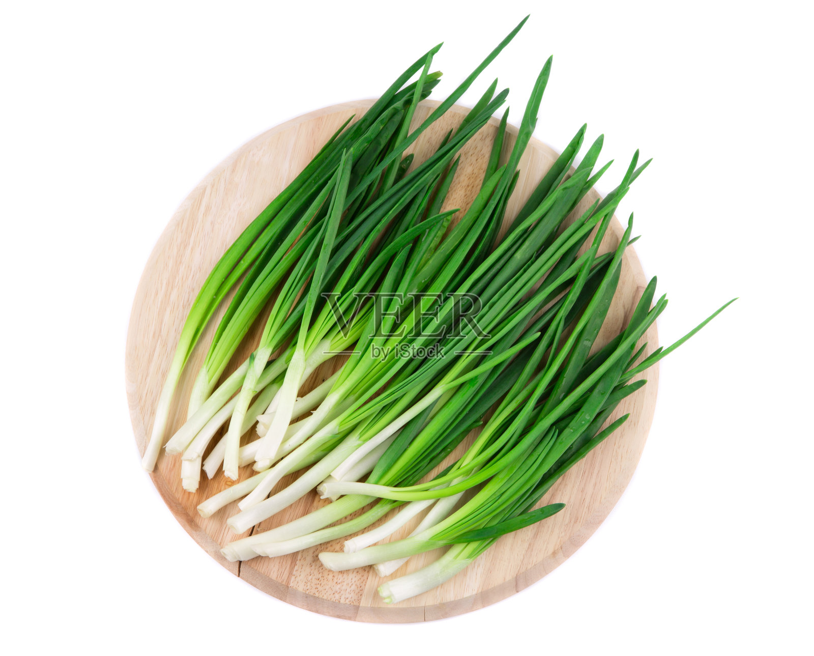 木盘上放一束葱。照片摄影图片