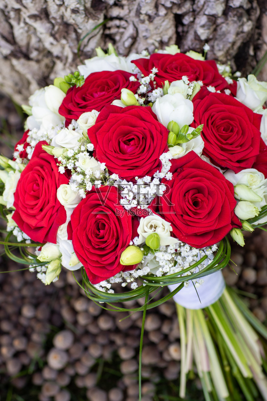 一束红玫瑰和白花的婚礼花束照片摄影图片