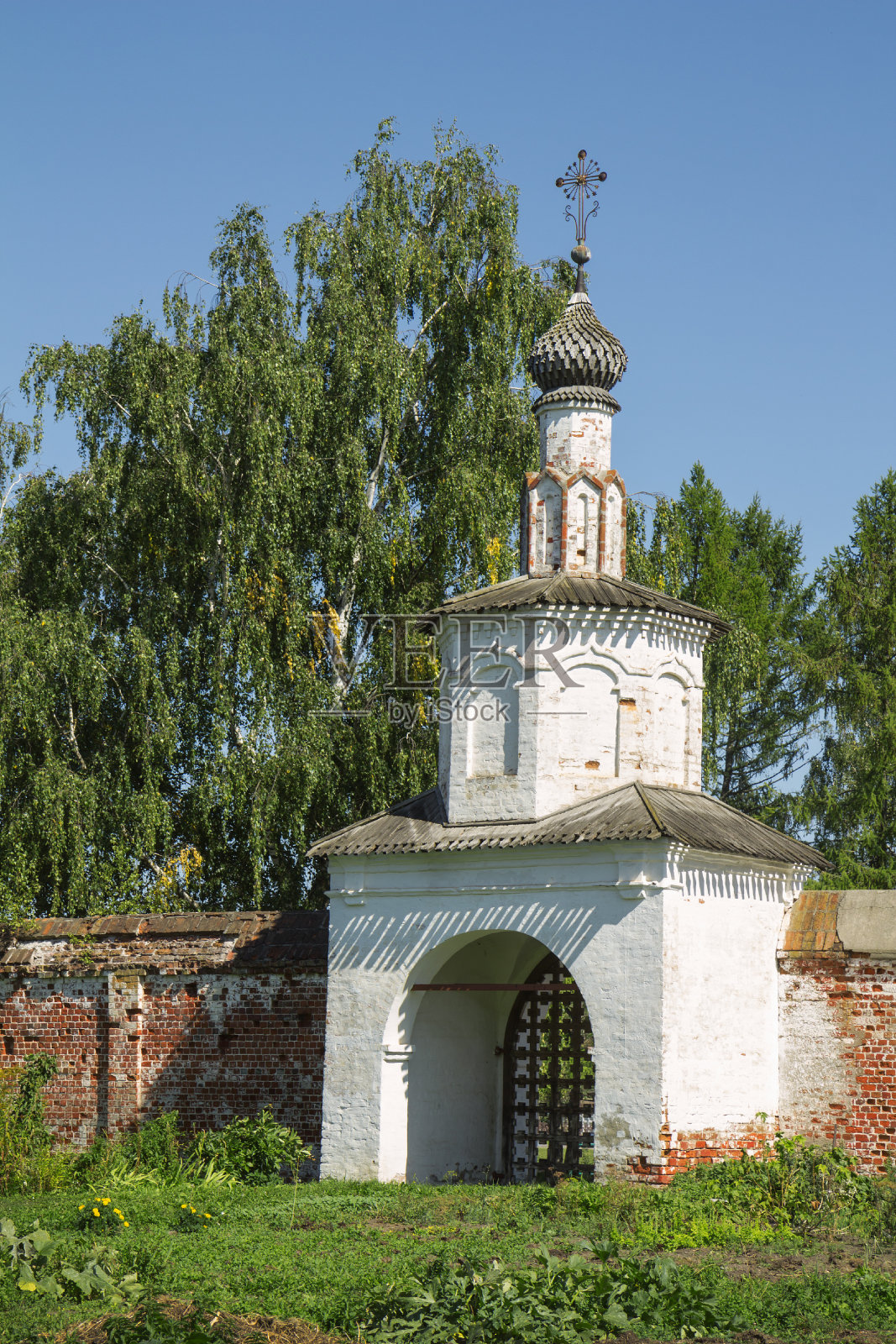 苏兹达尔里佐波罗仁斯基修道院的一扇门照片摄影图片