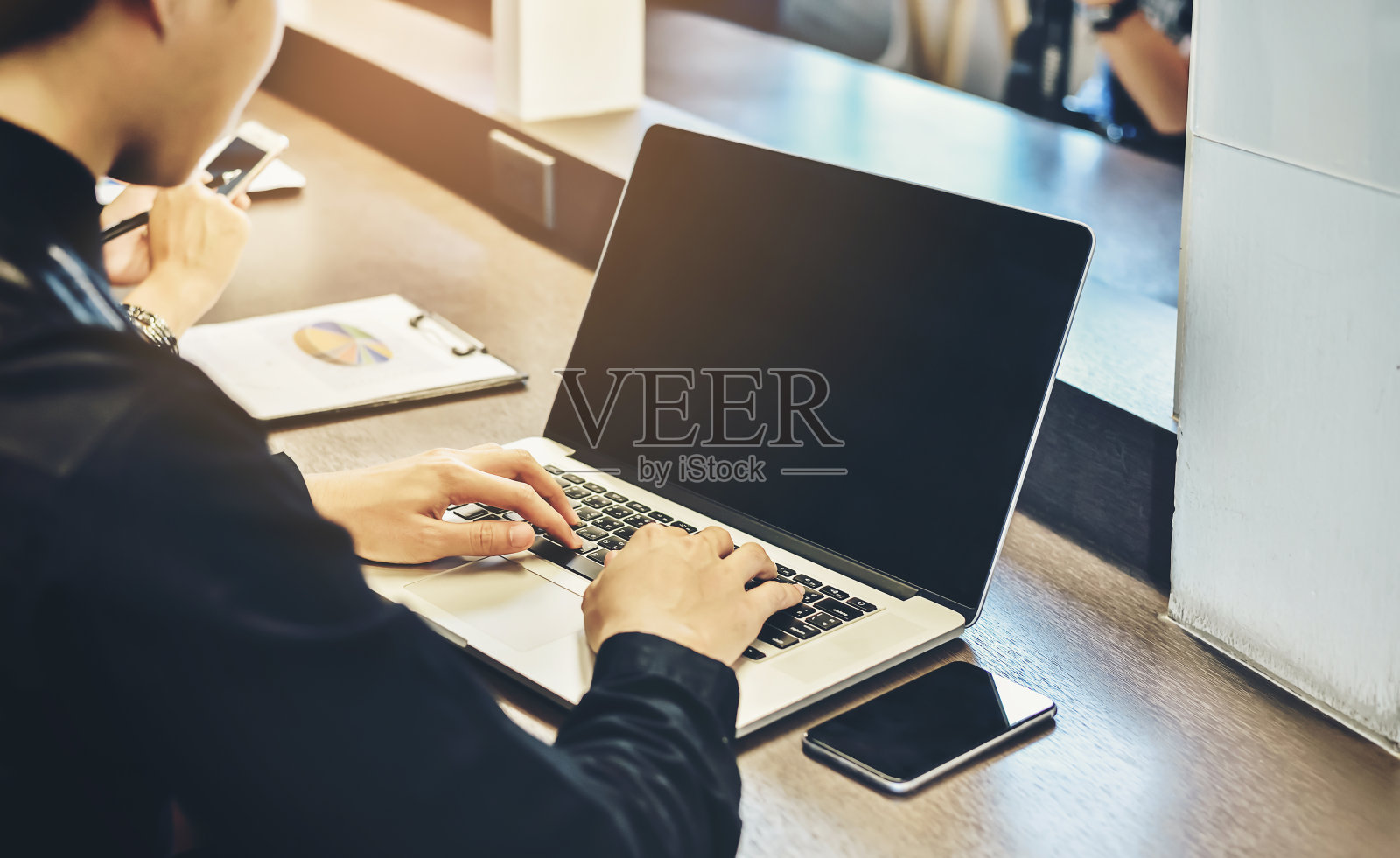 男人在餐桌上使用笔记本电脑照片摄影图片