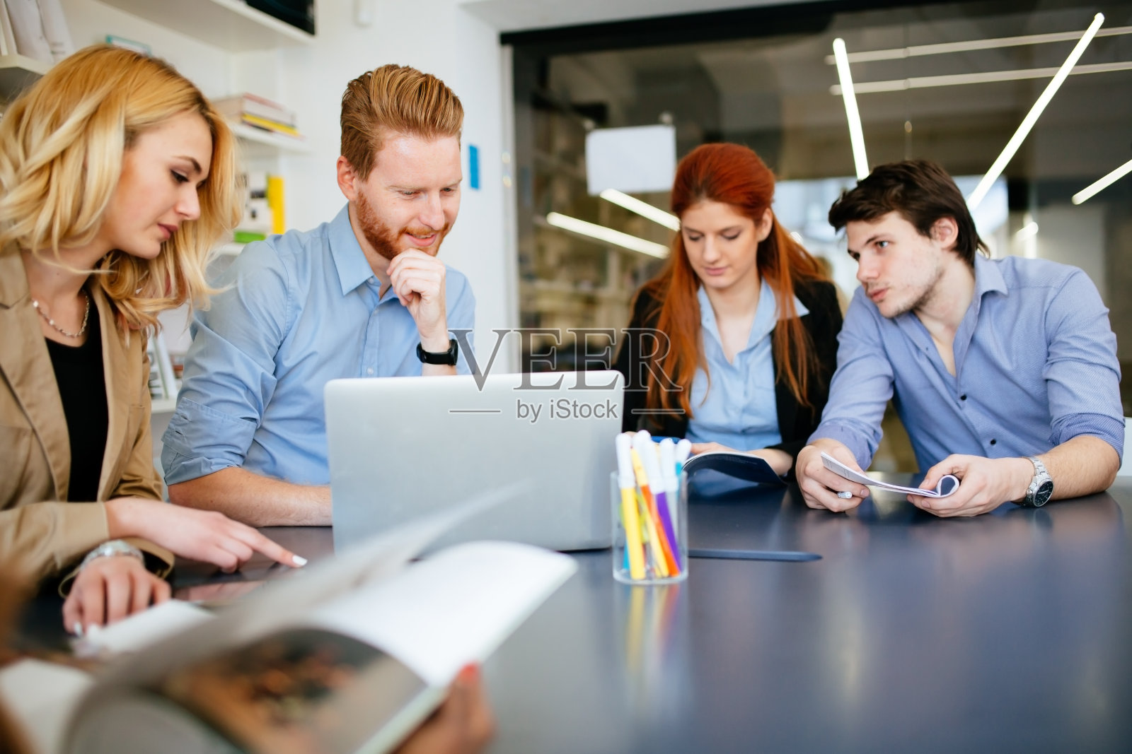 在办公室工作的商人照片摄影图片