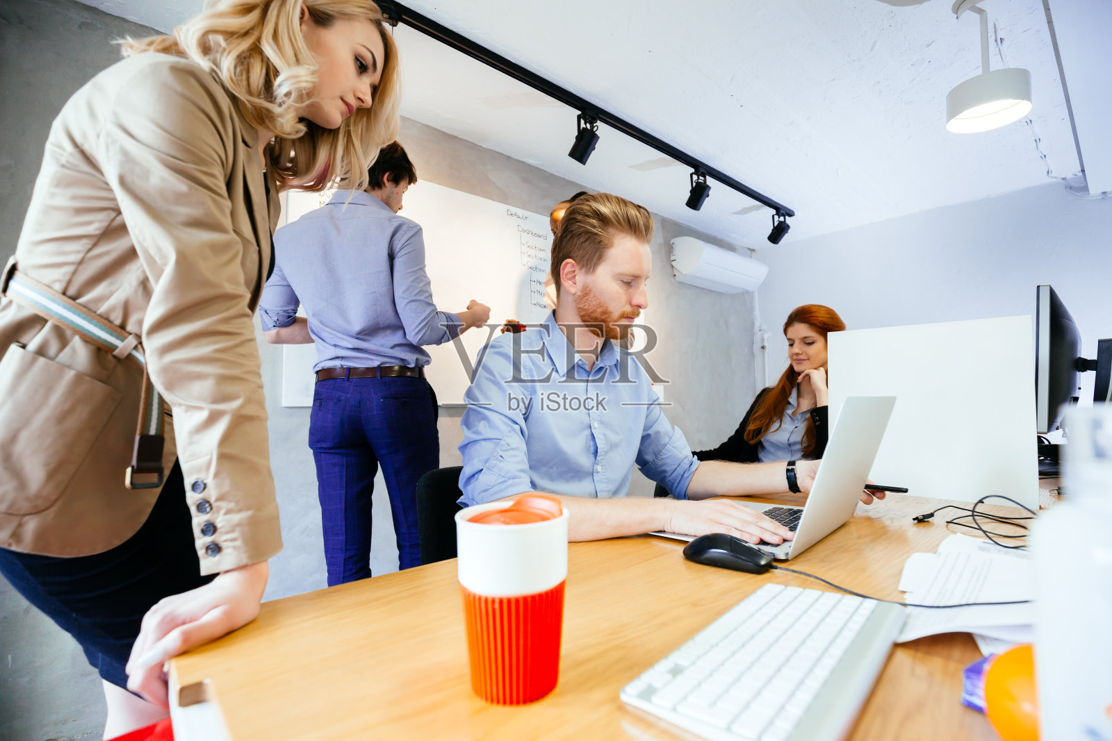 商务人员在办公室协作照片摄影图片