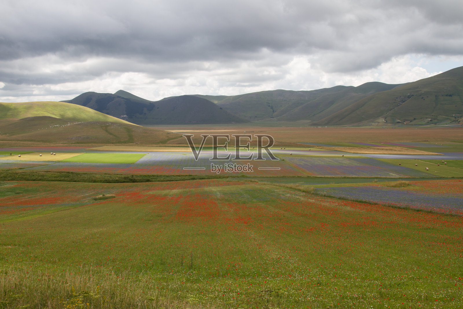 他在诺西亚的城堡里飘浮照片摄影图片