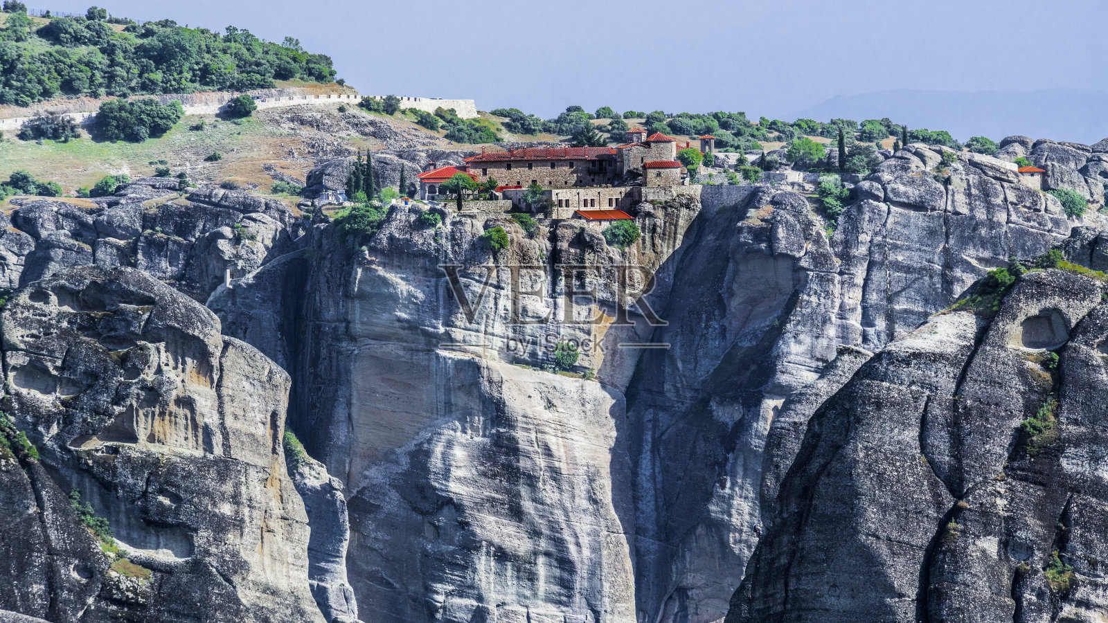 在悬崖边上的正统修道院照片摄影图片