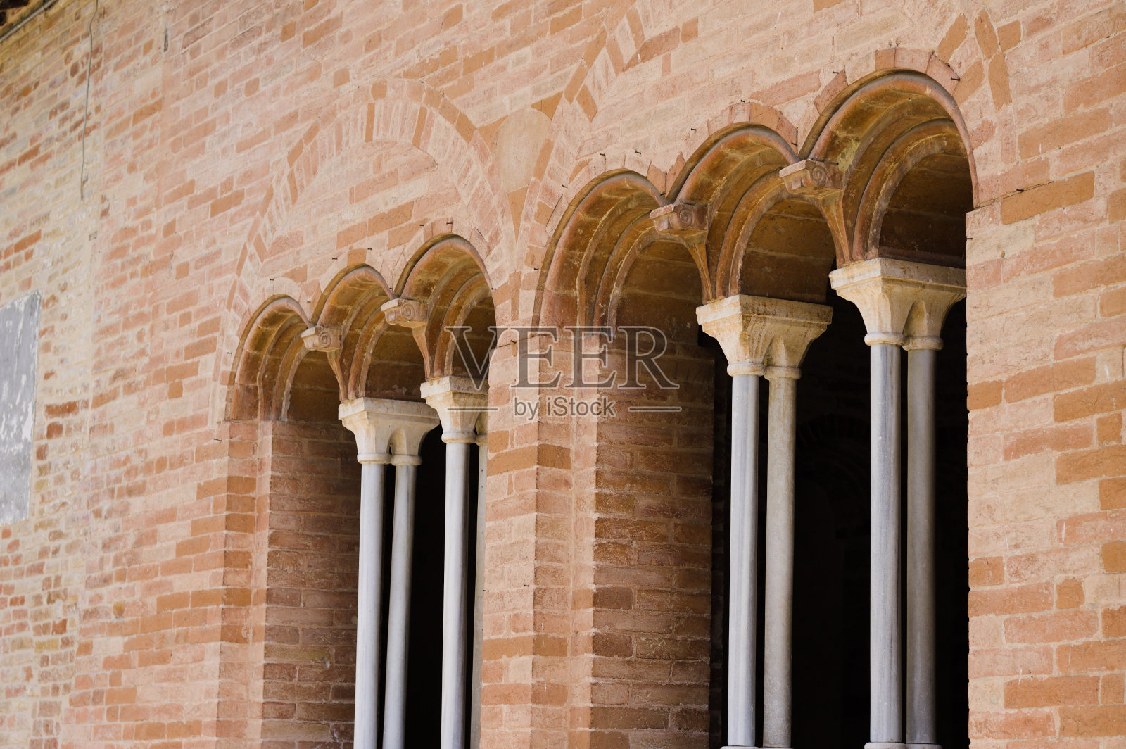 带有圆形拱门的中世纪窗户-罗马风格的细节(Fiastra Abbey, Marche，意大利)照片摄影图片