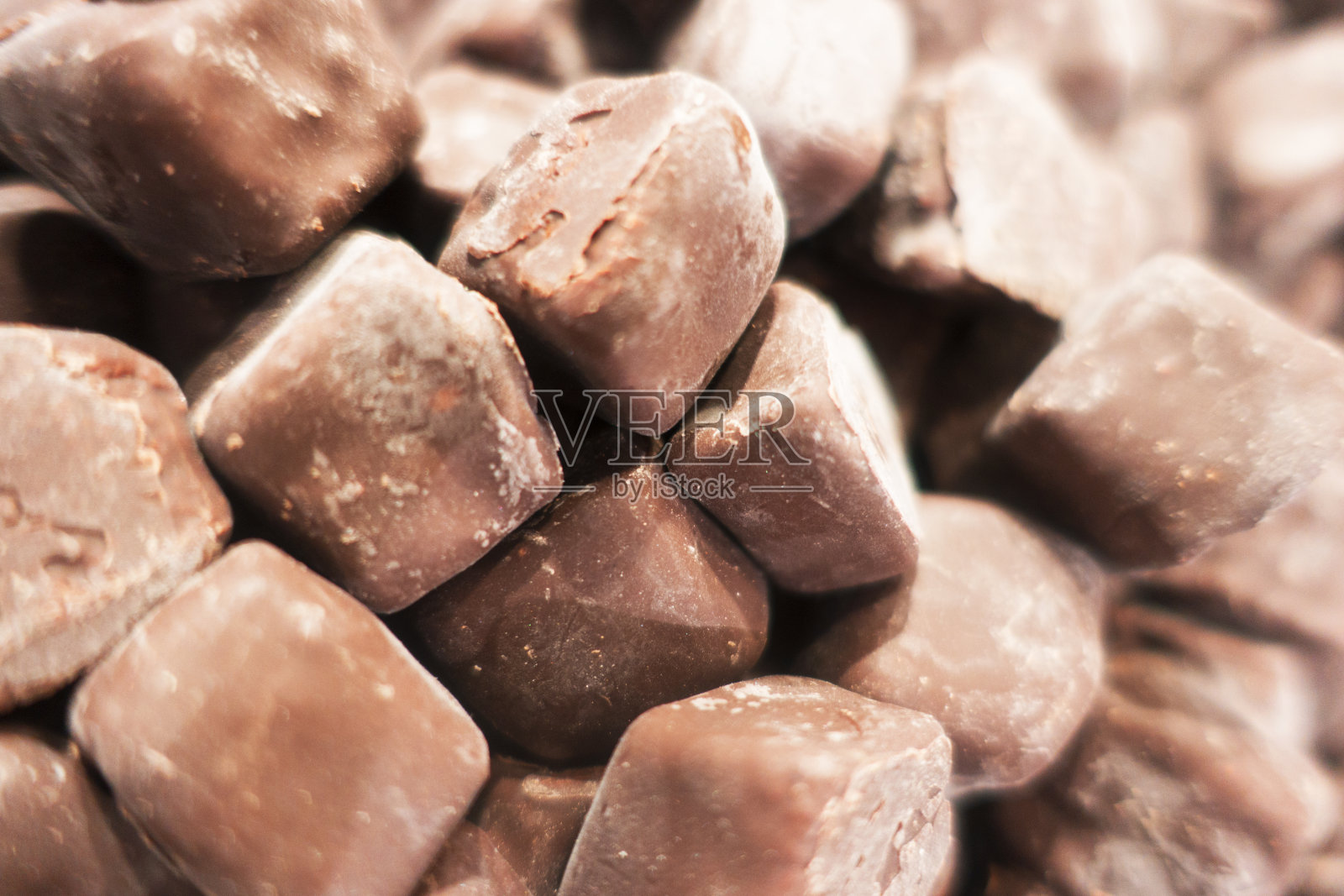 美味多彩的土耳其巧克力软糖。照片摄影图片