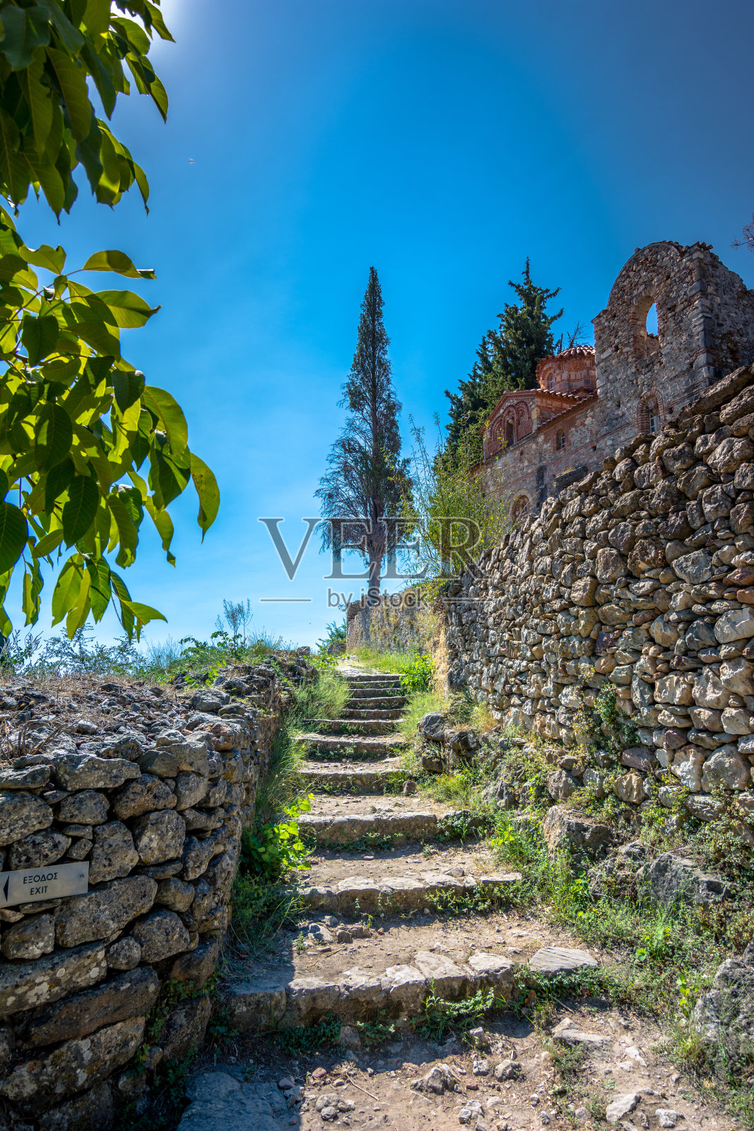 希腊伯罗奔尼撒密斯特拉的中世纪拜占庭鬼城的废墟和教堂照片摄影图片