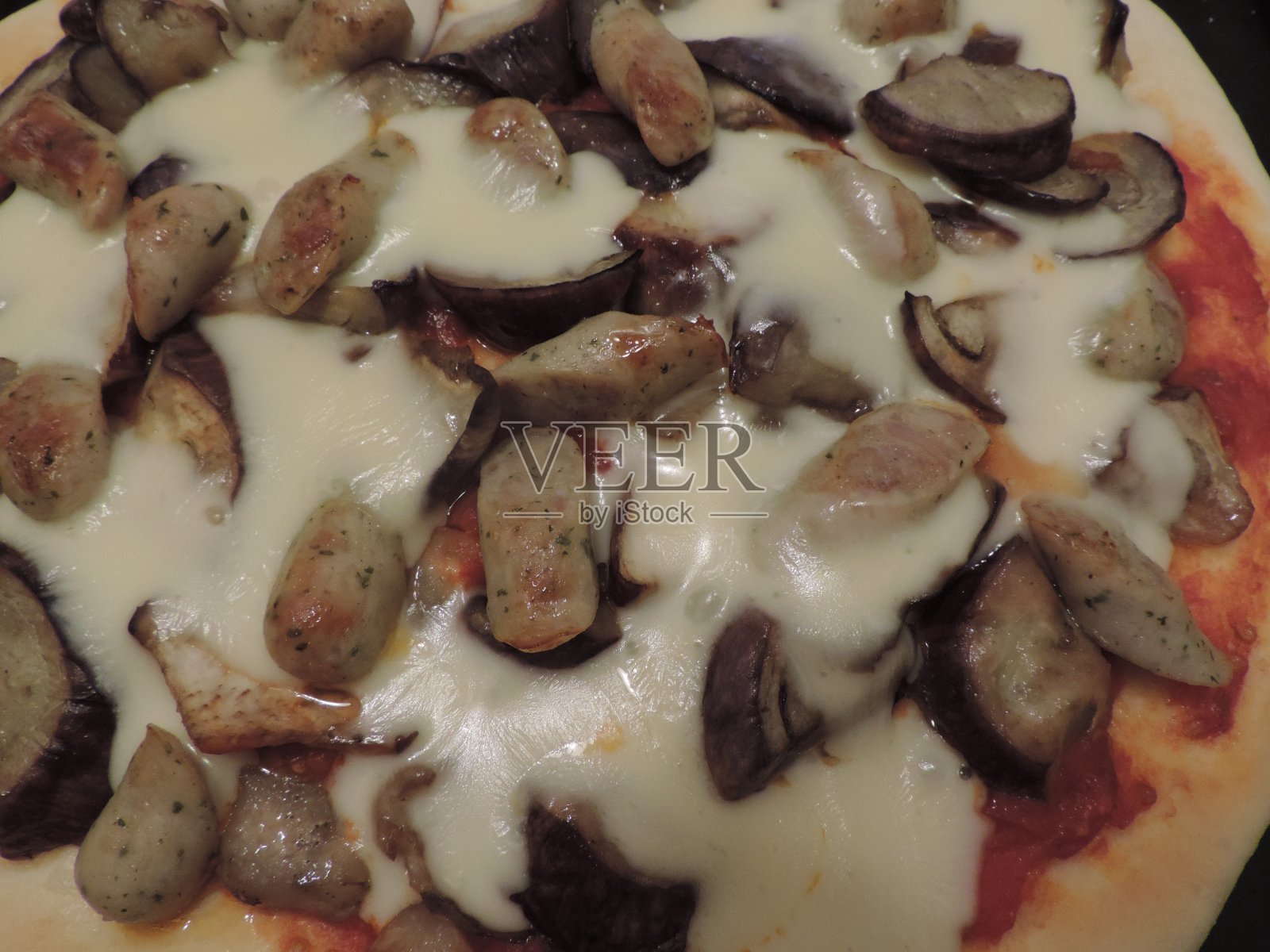 茄子和香肠自制披萨照片摄影图片