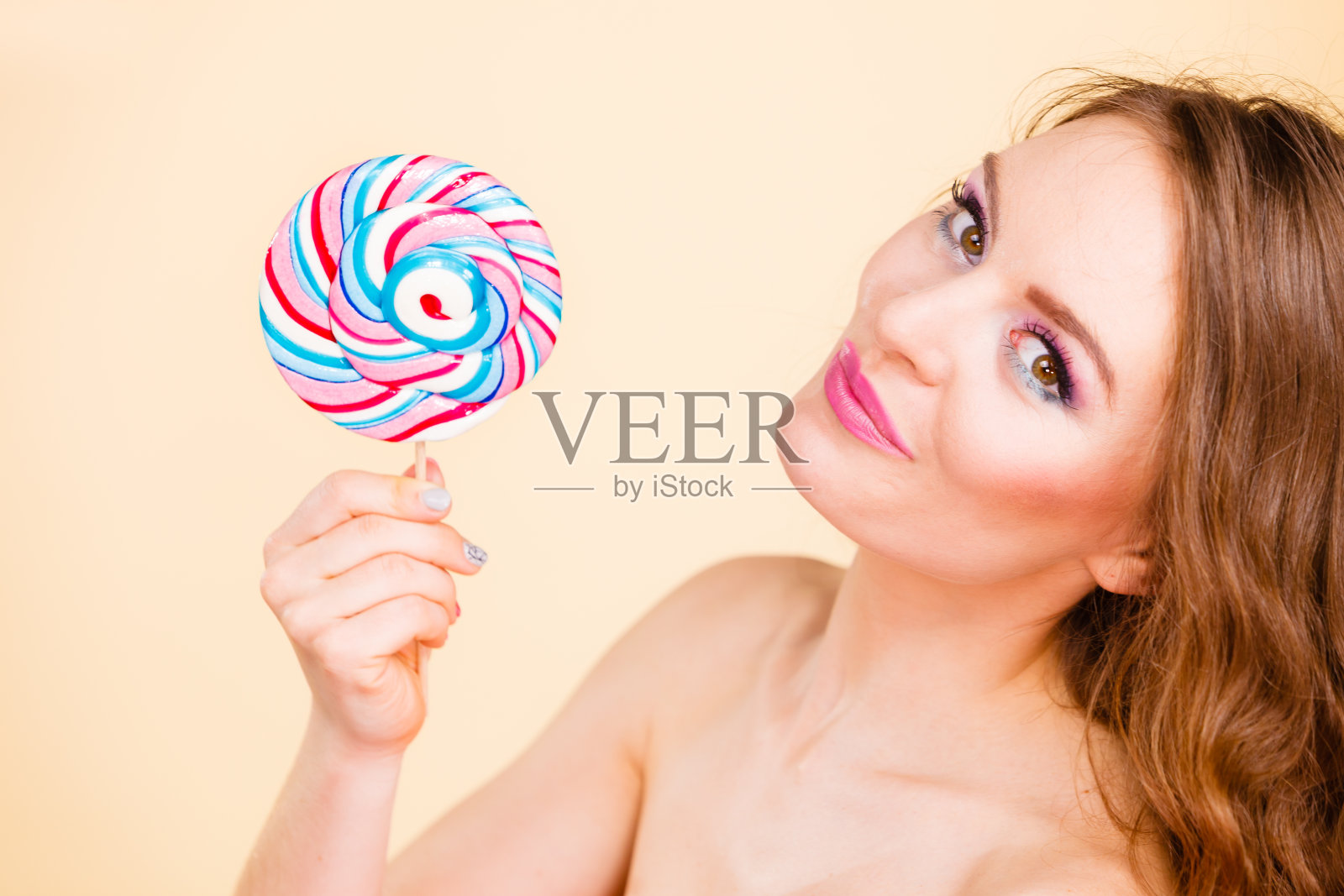 女人手里拿着五颜六色的棒棒糖照片摄影图片